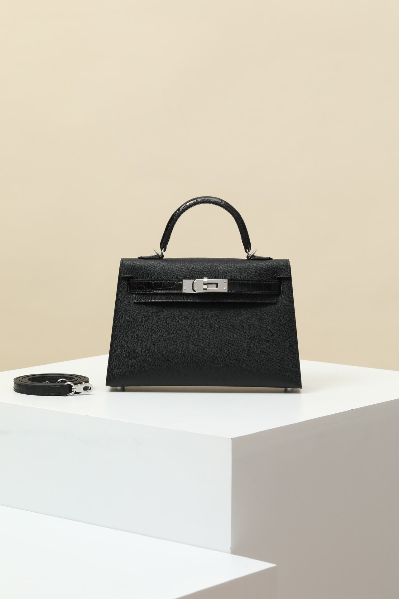 Hermes Mini Kelly 19 (Generation II) 'Touch' edition detail image 1 sourced from womanlvbag.com