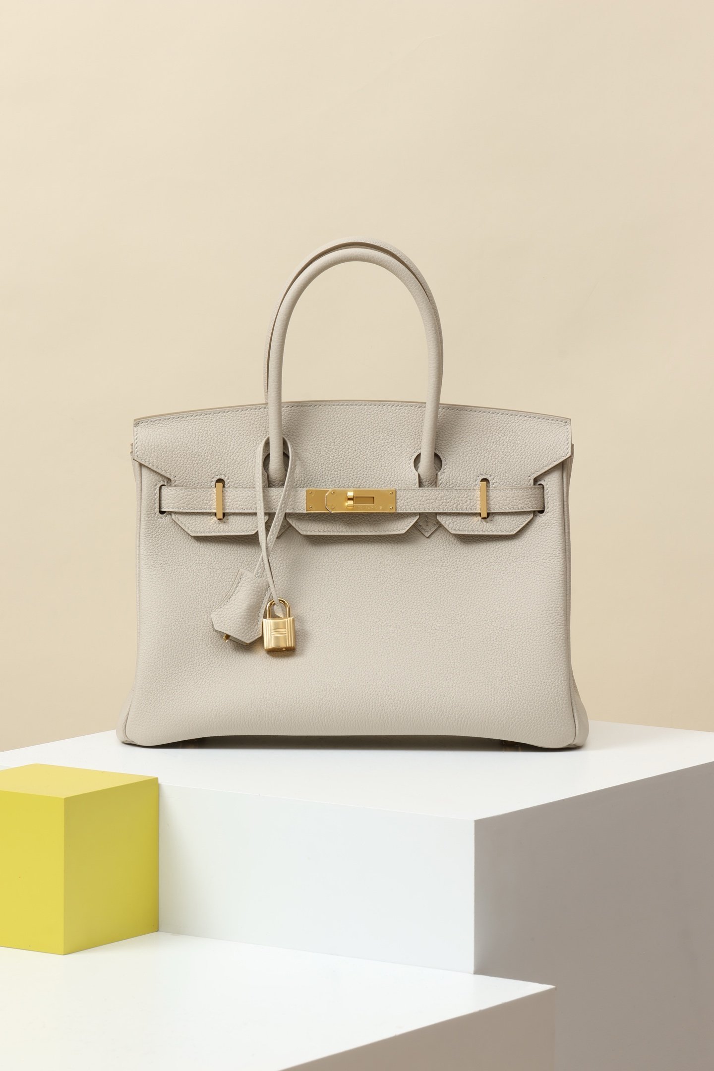 Hermès Birkin 30 detail image 1 sourced from womanlvbag.com