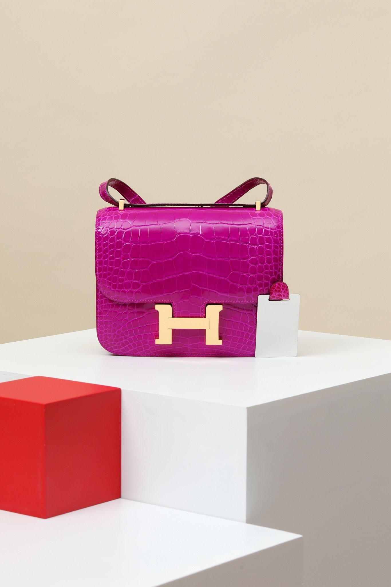 Hermès Constance 19 detail image 1 sourced from womanlvbag.com