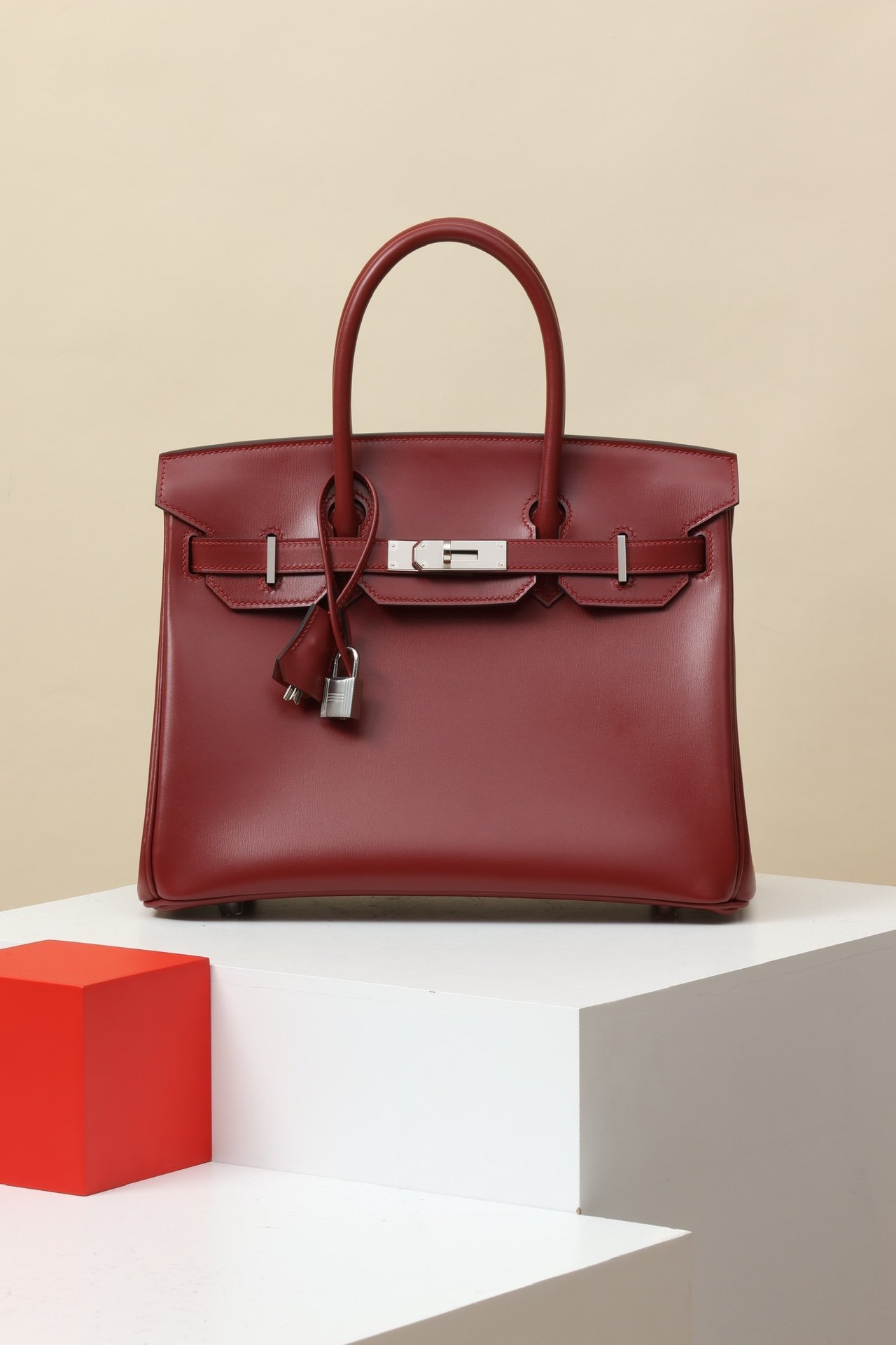 Hermès Birkin 30 detail image 1 sourced from womanlvbag.com