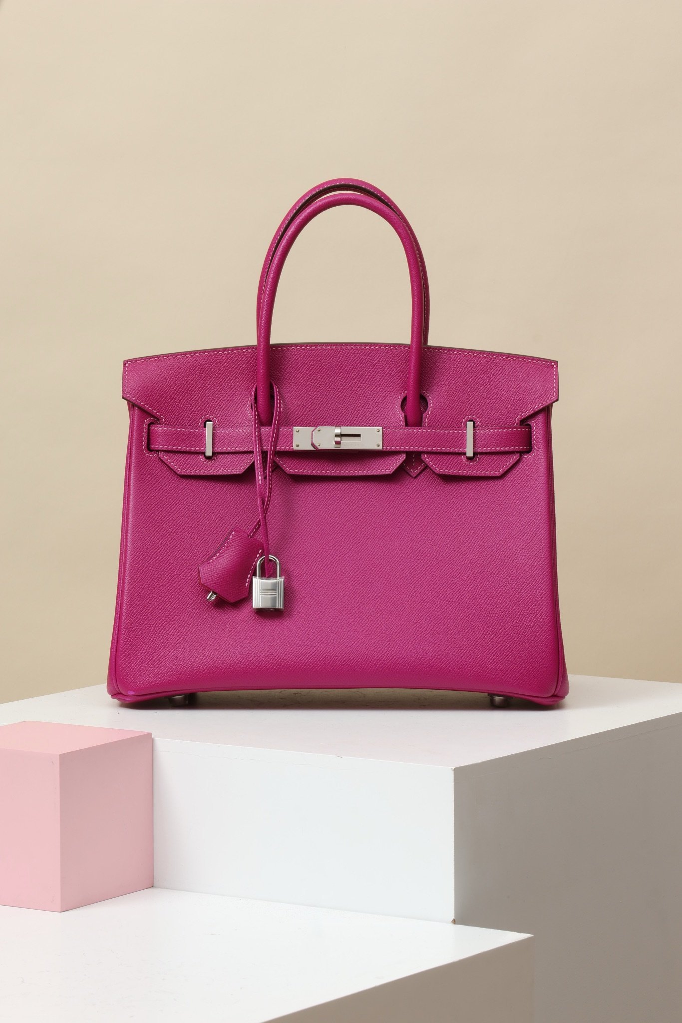 Hermès Birkin 30 detail image 1 sourced from womanlvbag.com