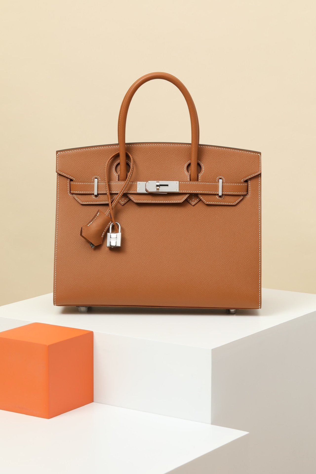 Hermès Birkin 30 detail image 1 sourced from womanlvbag.com