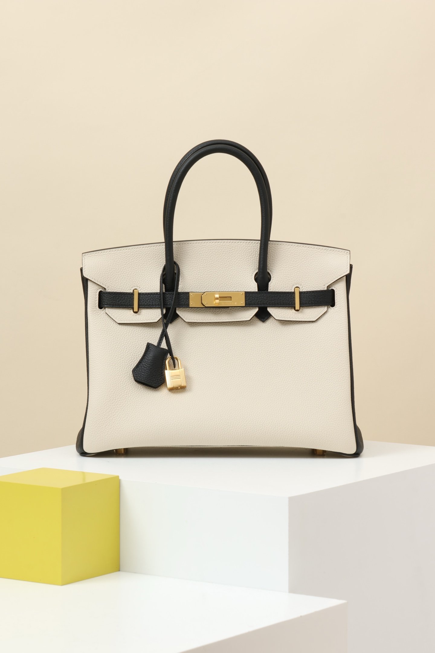 Hermès Birkin 30 detail image 1 sourced from womanlvbag.com