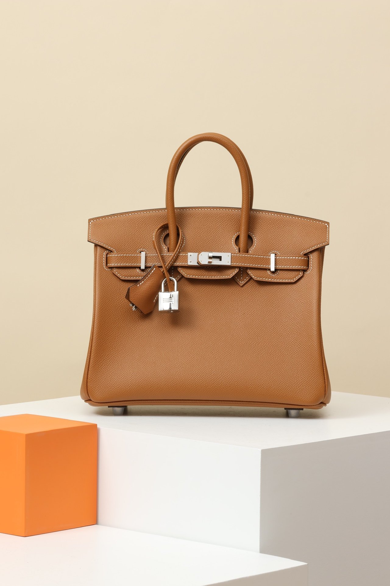Hermès Birkin 25 in color CK37 Gold, a classic tan/brown neutral detail image 1 sourced from womanlvbag.com