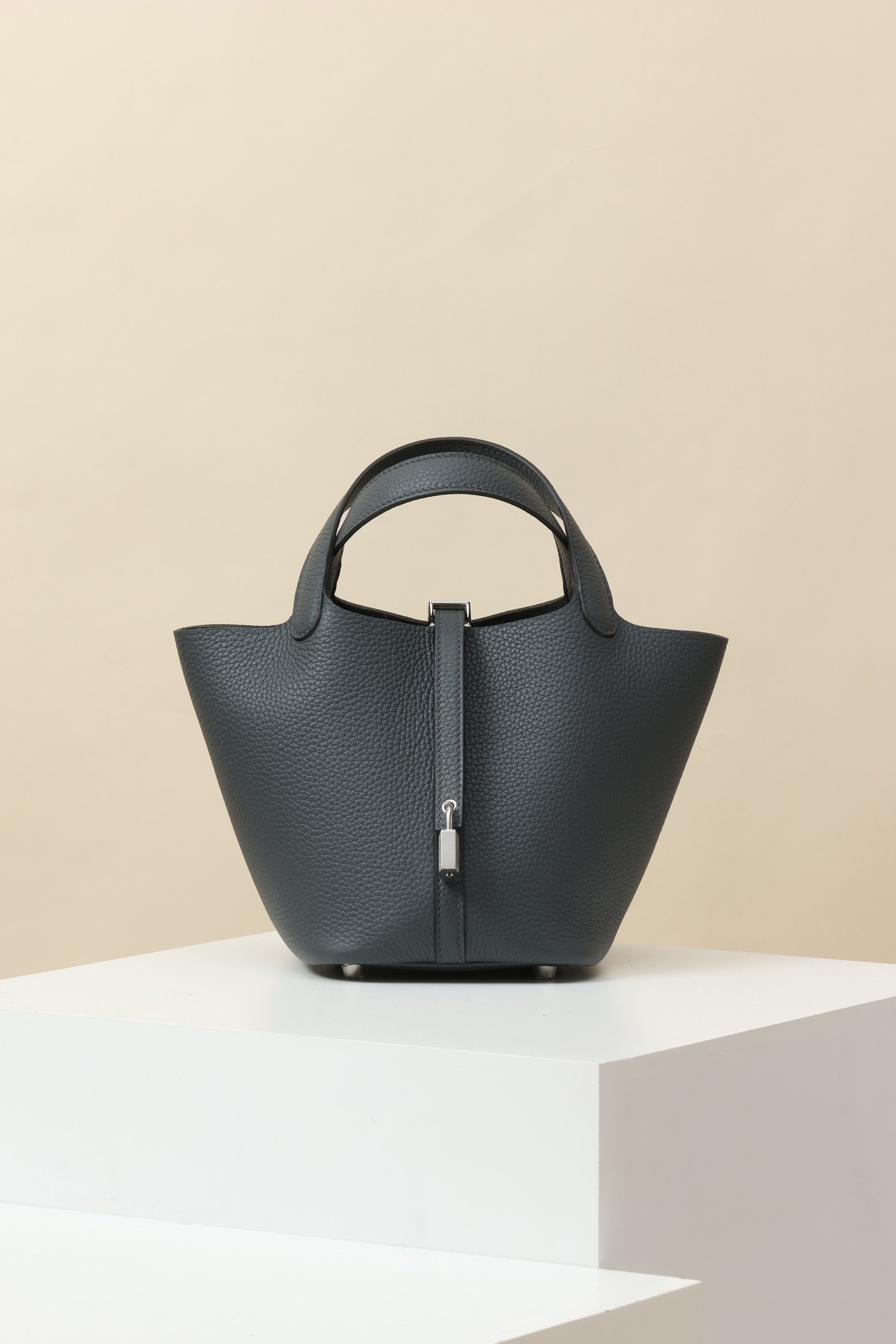 Hermès Picotin Lock 18 detail image 1 sourced from womanlvbag.com
