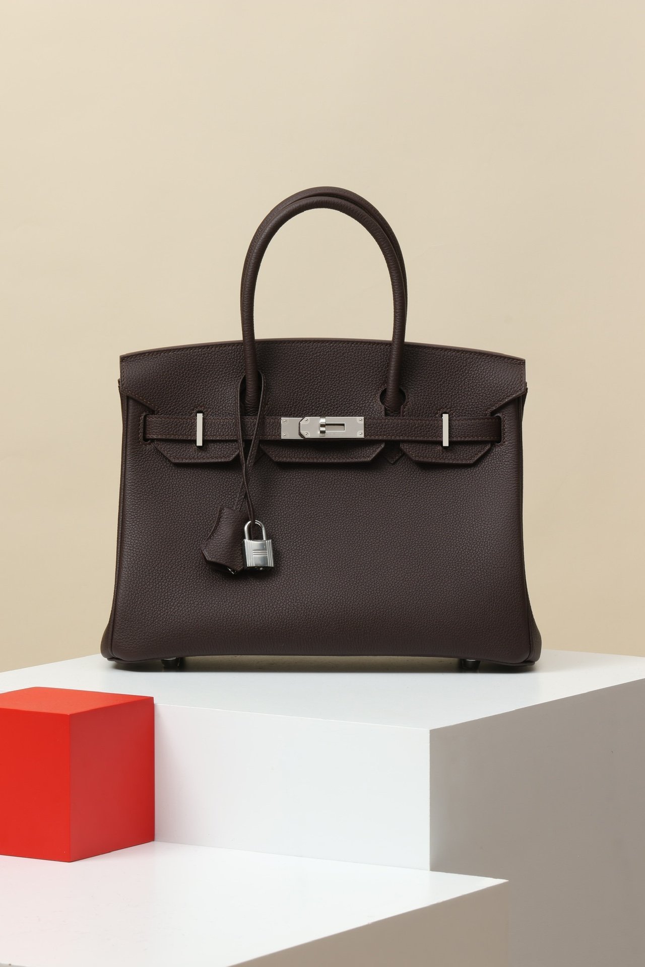 Hermès Birkin 30 detail image 1 sourced from womanlvbag.com