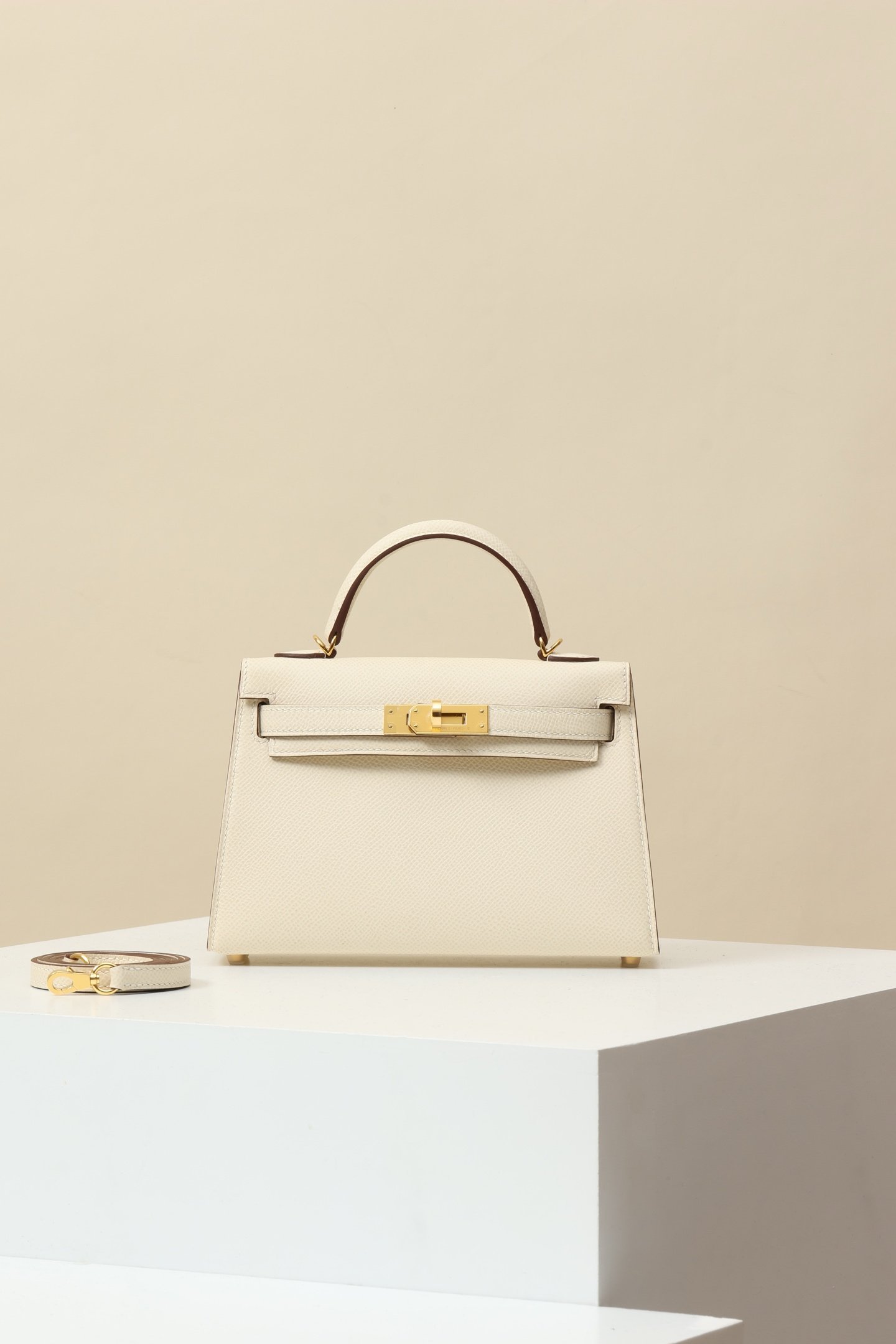 Hermès Mini Kelly 19 Generation II detail image 1 sourced from womanlvbag.com