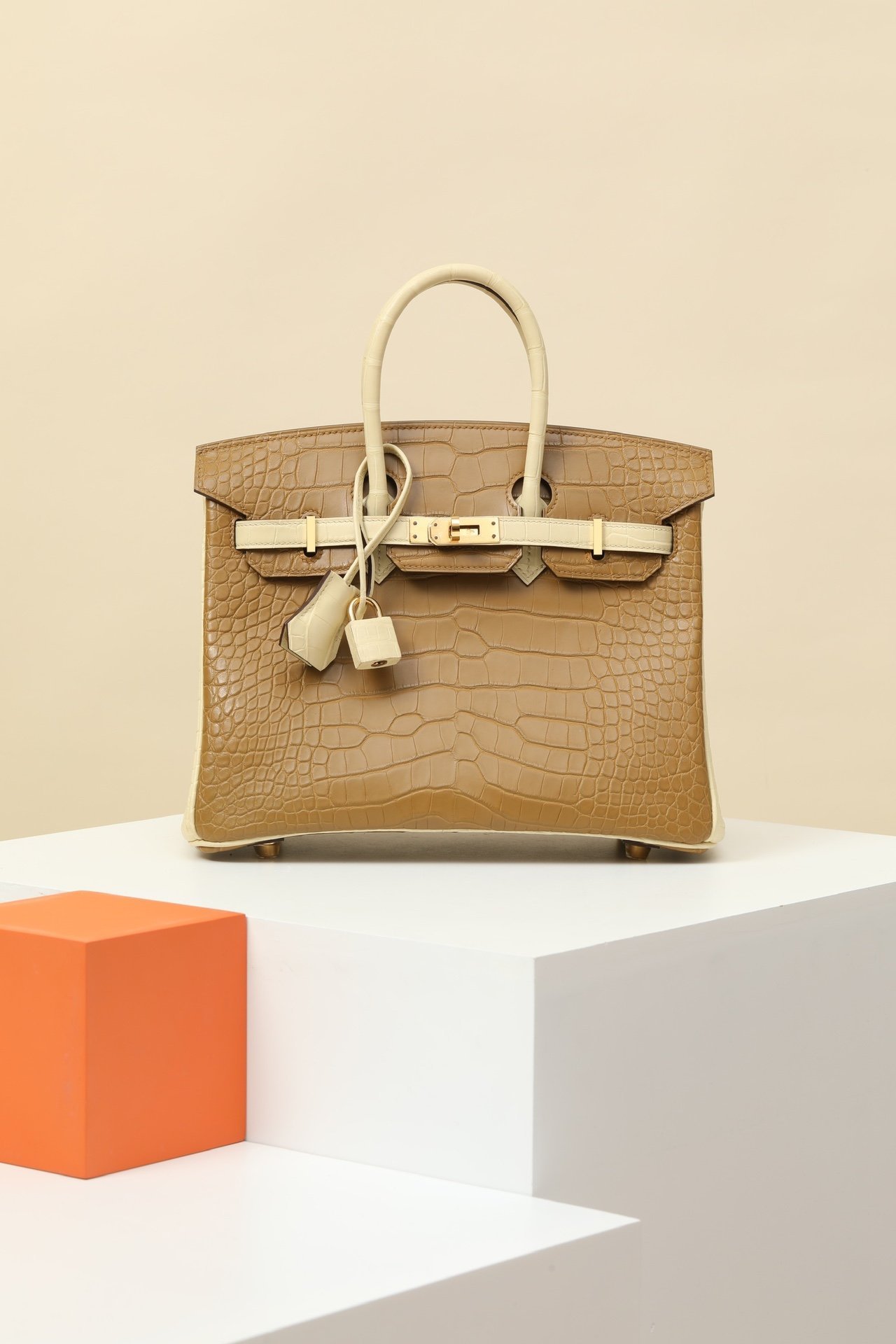 Hermès Birkin 25 detail image 1 sourced from womanlvbag.com