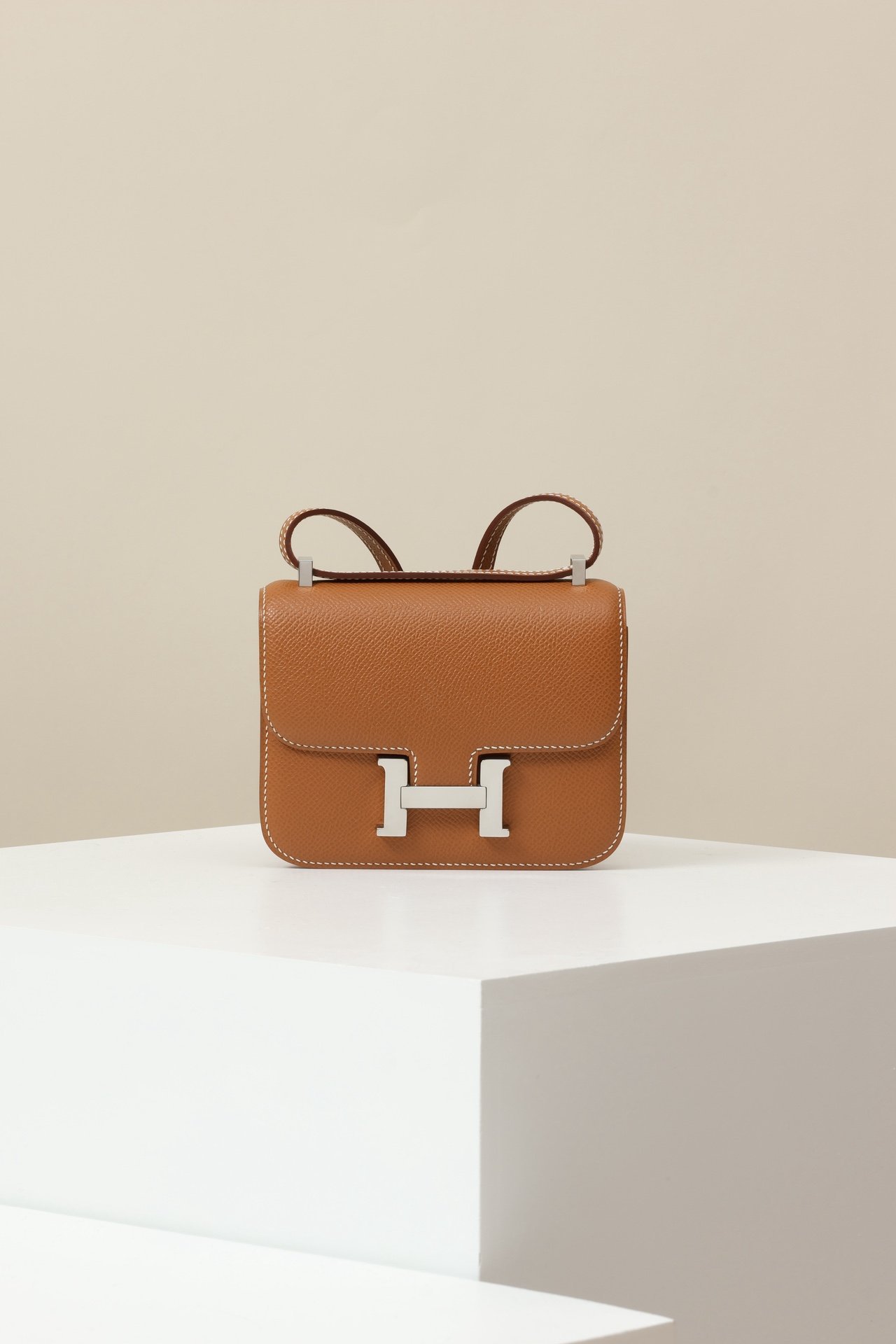 Hermès Constance Chaine – Epsom Calfskin 37 Gold PHW detail image 1 sourced from womanlvbag.com