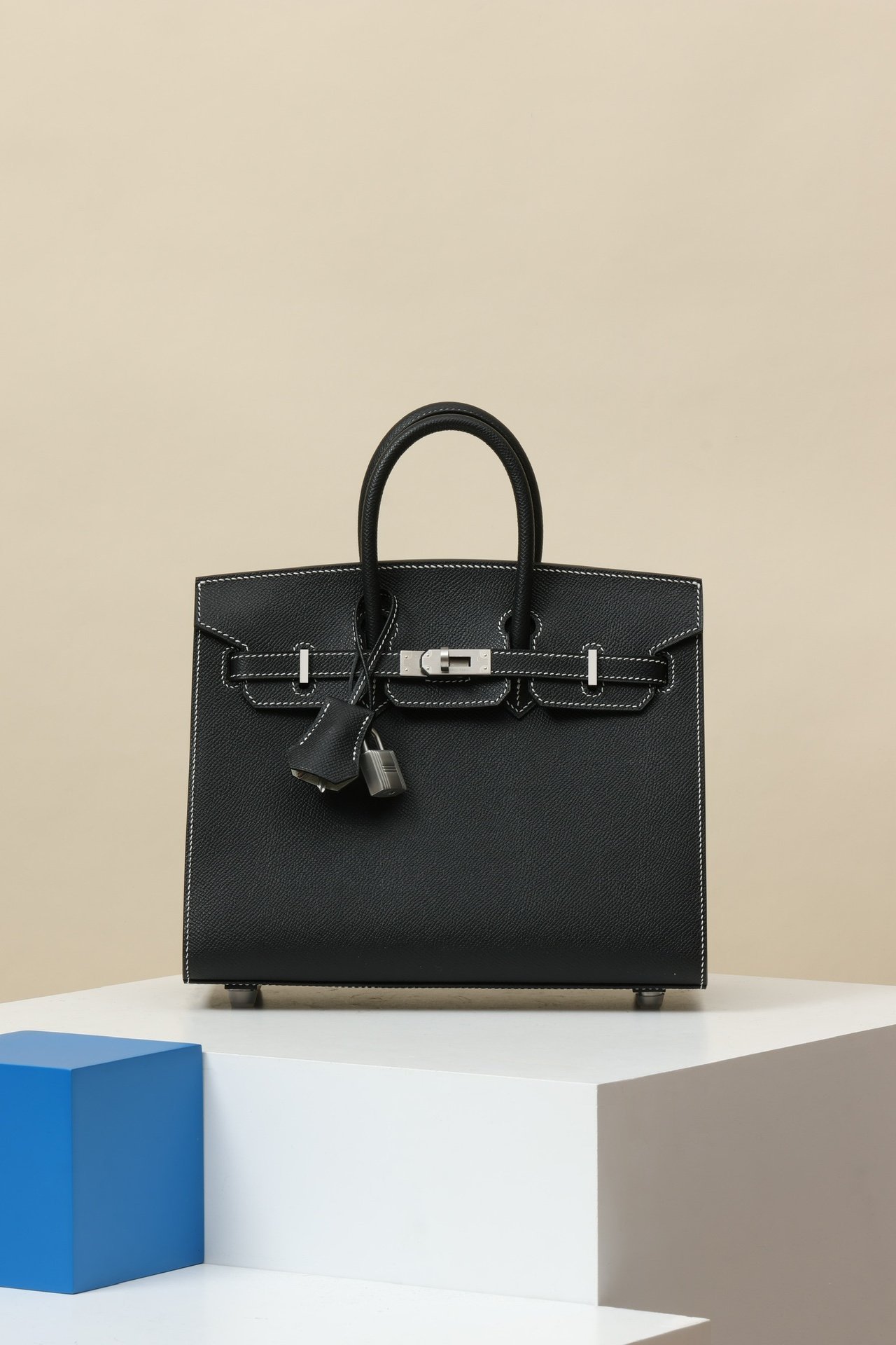 Birkin 25 Verso (B25) with dimensions 25 cm (L) x 20 cm (H) x 13 cm (W) detail image 1 sourced from womanlvbag.com