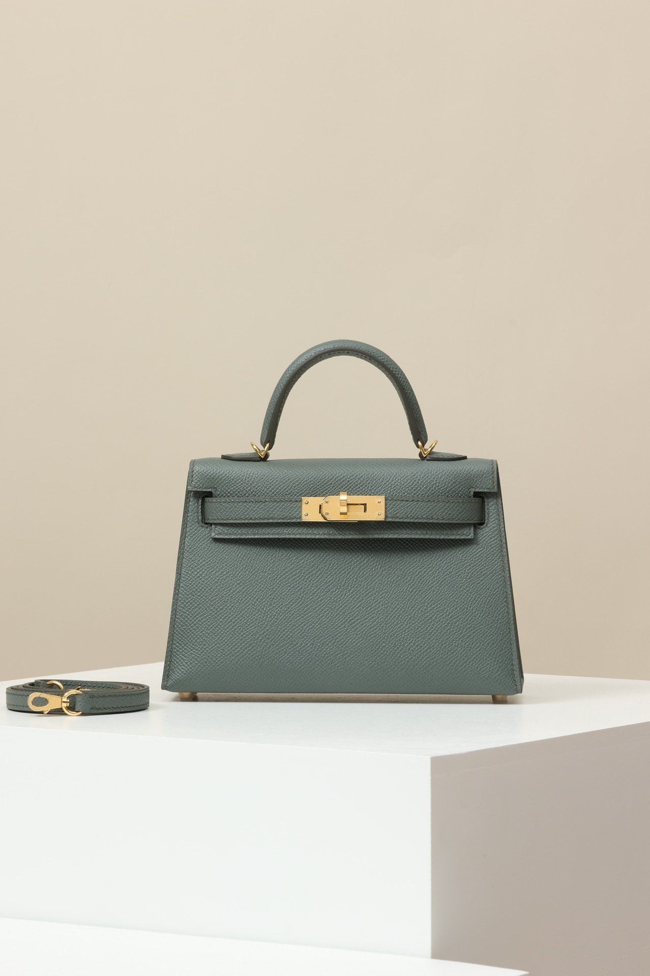 Hermès Mini Kelly 19 Generation II (G2) detail image 1 sourced from womanlvbag.com