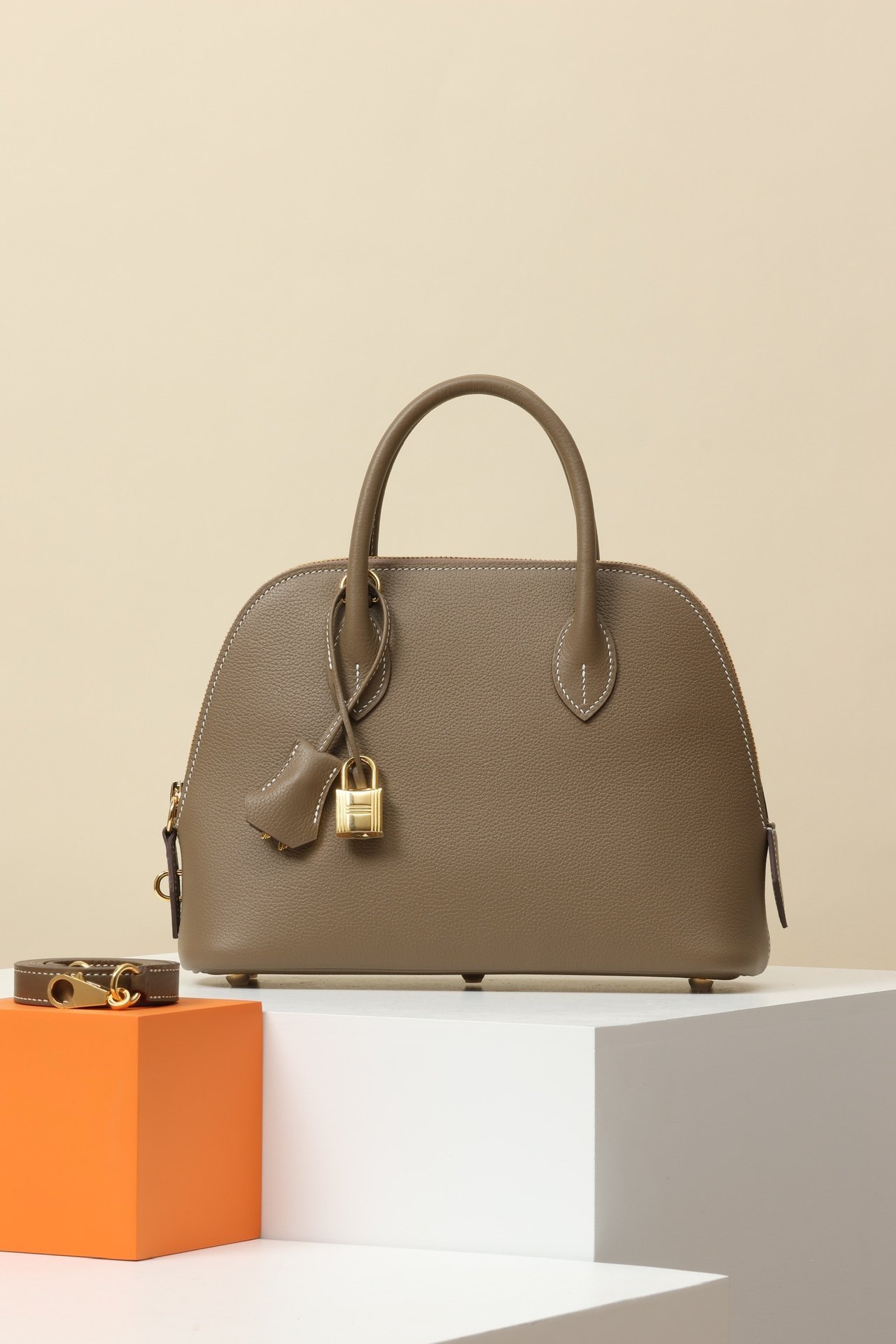 Bolide 1923 25 detail image 1 sourced from womanlvbag.com