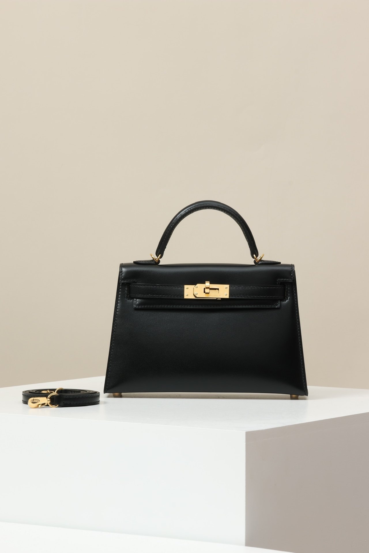 Hermès Mini Kelly II (Generation 2) in Noir (Color Code: 89) detail image 1 sourced from womanlvbag.com
