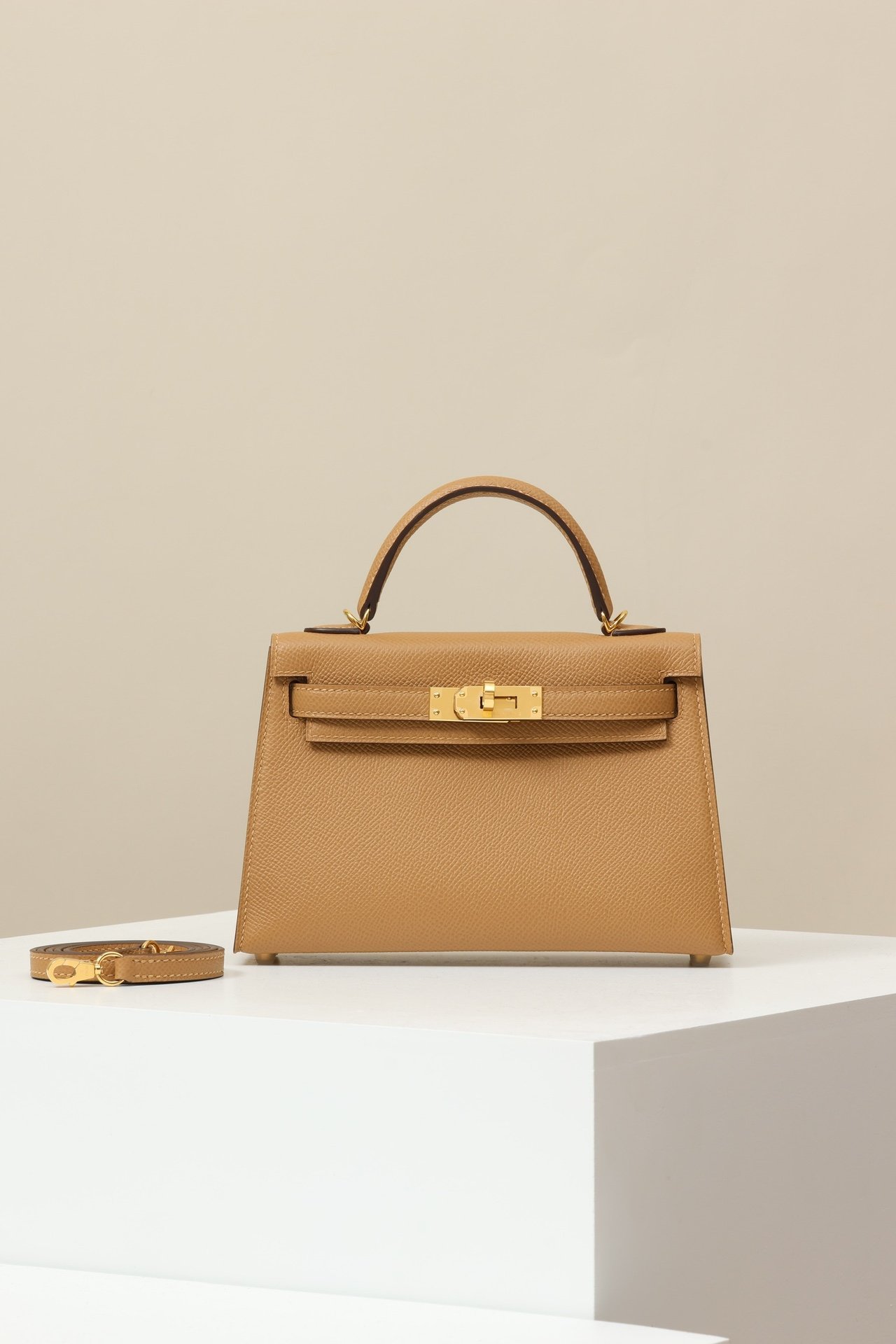 Hermès Mini Kelly 19 Generation II detail image 1 sourced from womanlvbag.com