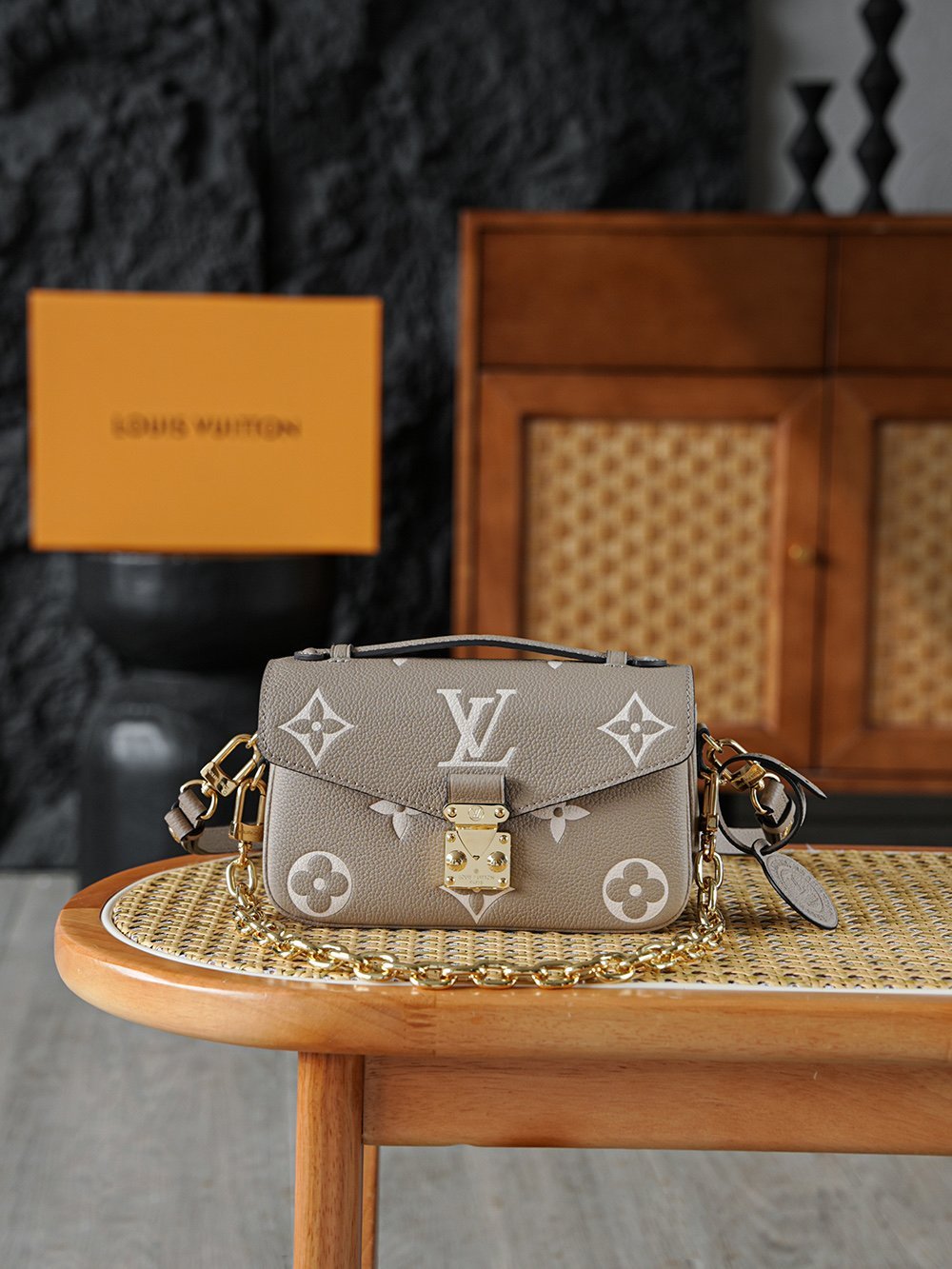 Louis Vuitton Pochette Métis East West detail image 1 sourced from womanlvbag.com