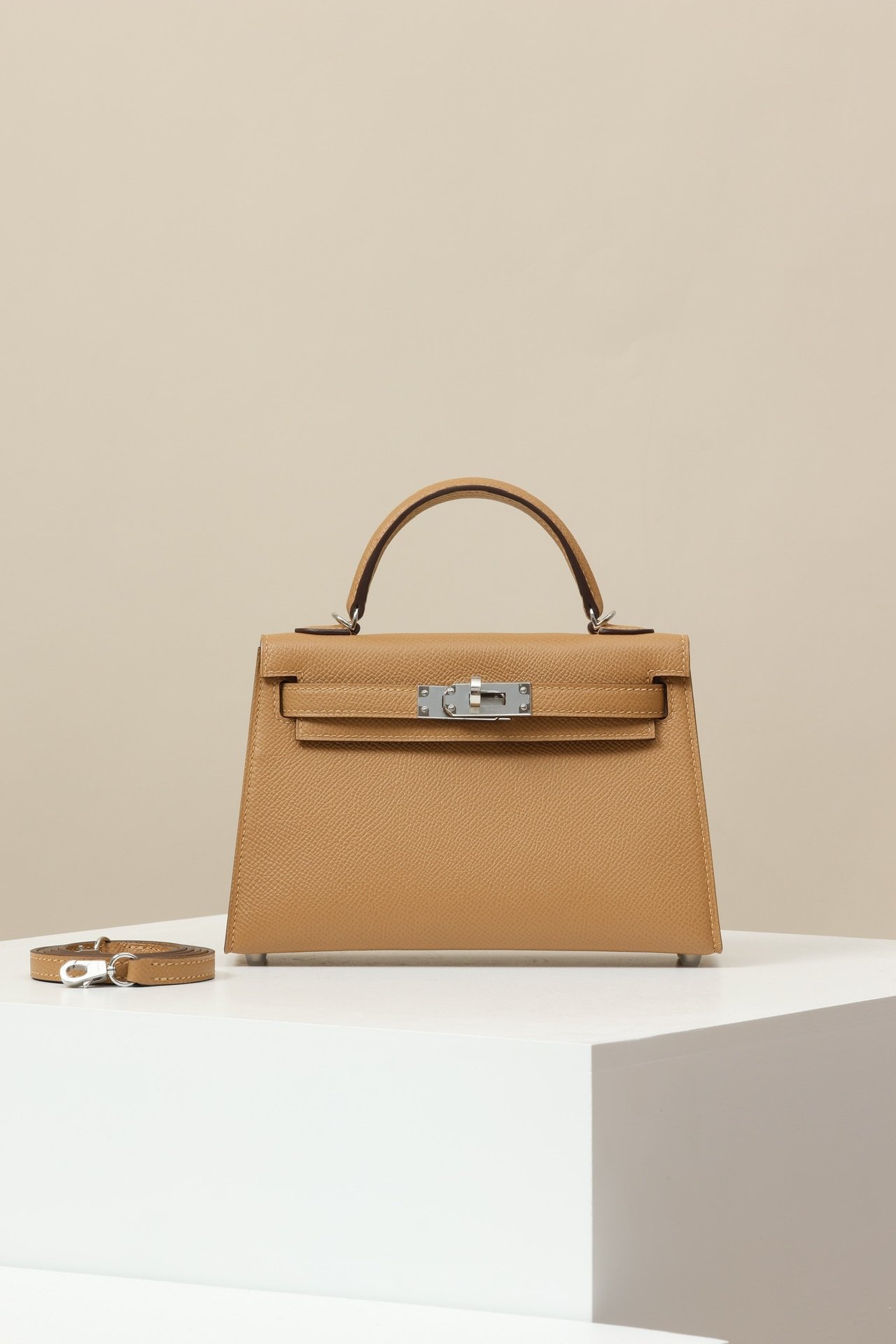 Mini Kelly 19 G2 detail image 1 sourced from womanlvbag.com