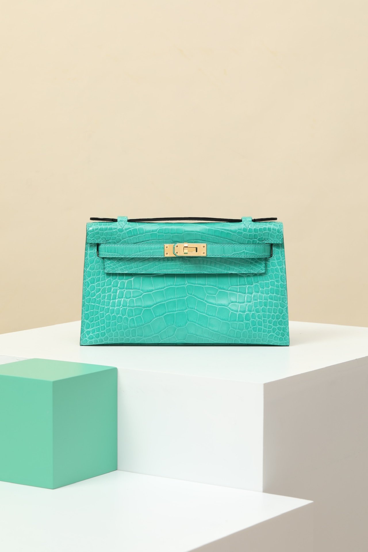 Hermès Mini Kelly 22, Generation I detail image 1 sourced from womanlvbag.com