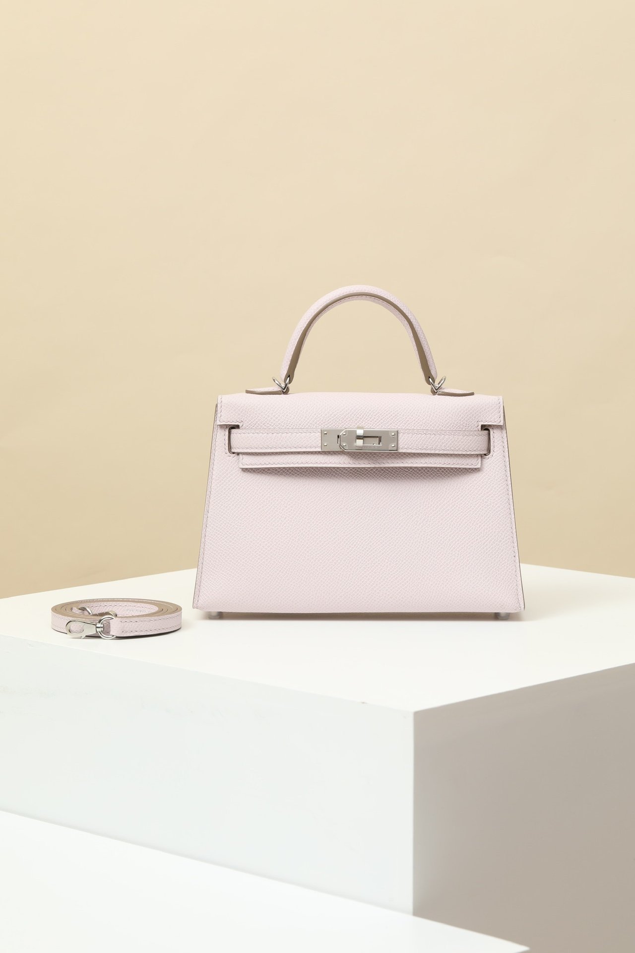 Hermès Mini Kelly 19 Generation II (G2) detail image 1 sourced from womanlvbag.com