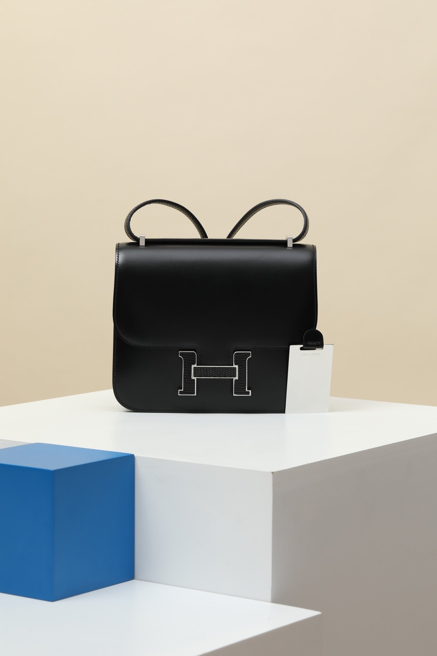 Hermès Constance 19 'Touch' detail image 1 sourced from womanlvbag.com