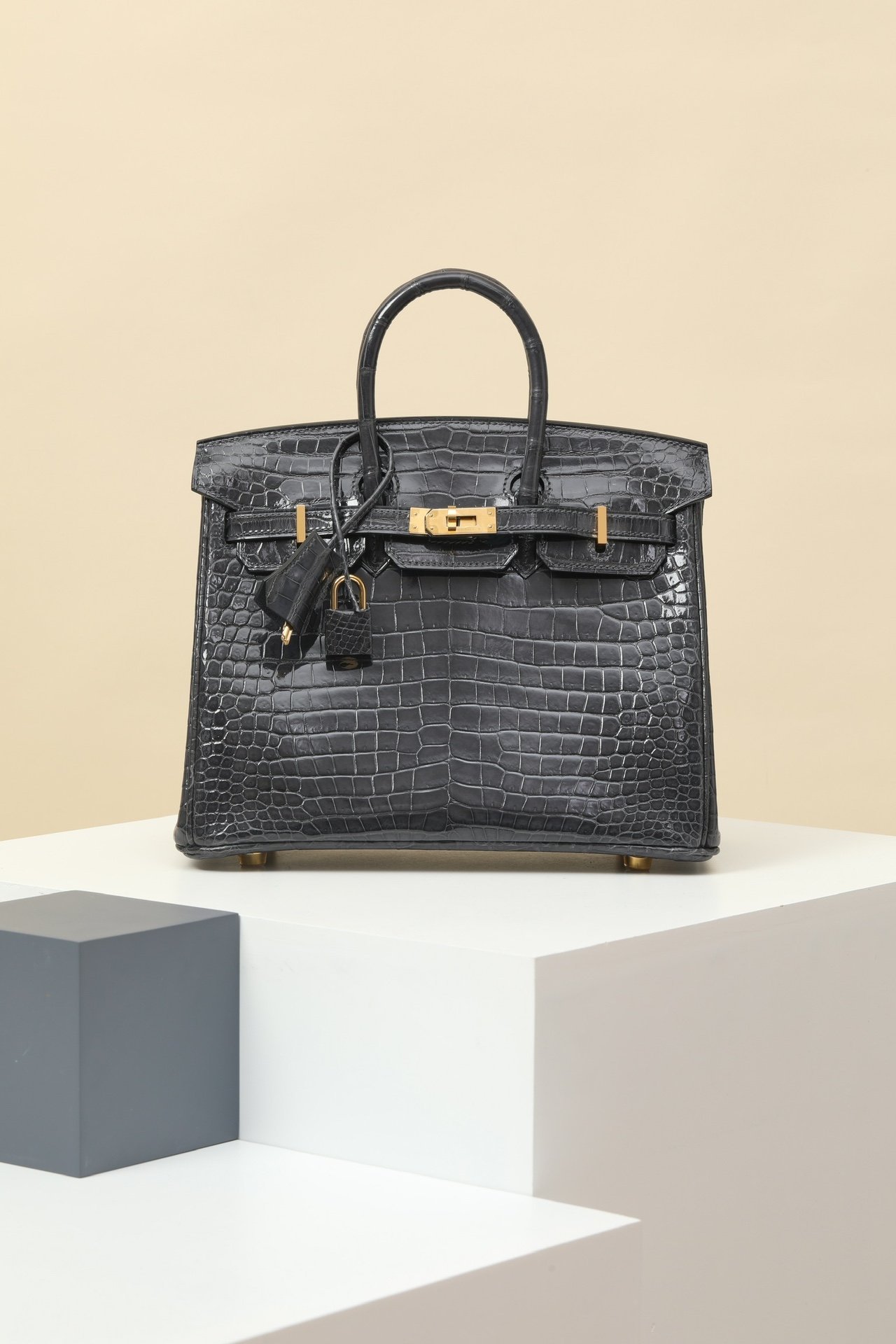 Hermès Birkin 25 detail image 1 sourced from womanlvbag.com