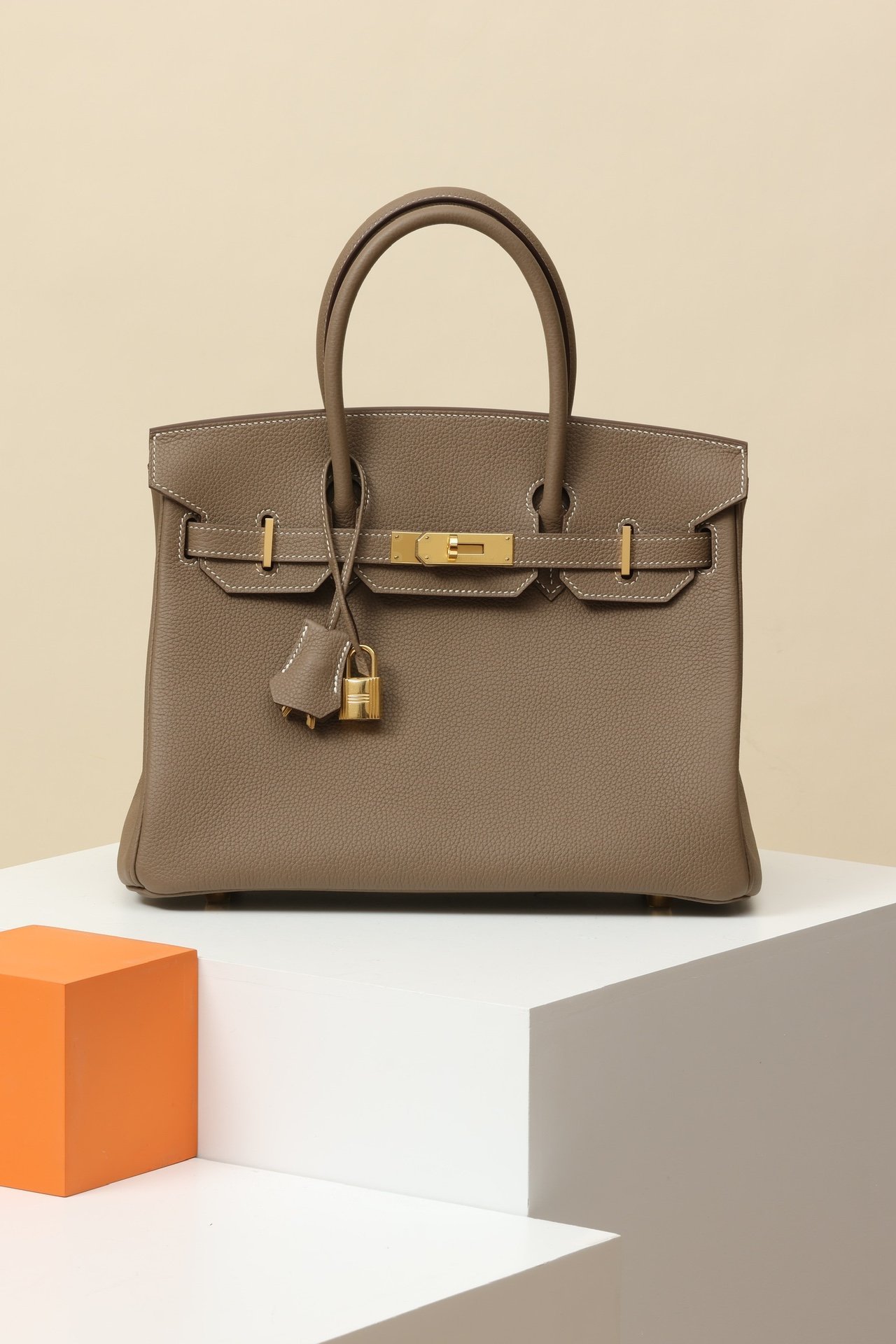 Birkin 30 detail image 1 sourced from womanlvbag.com
