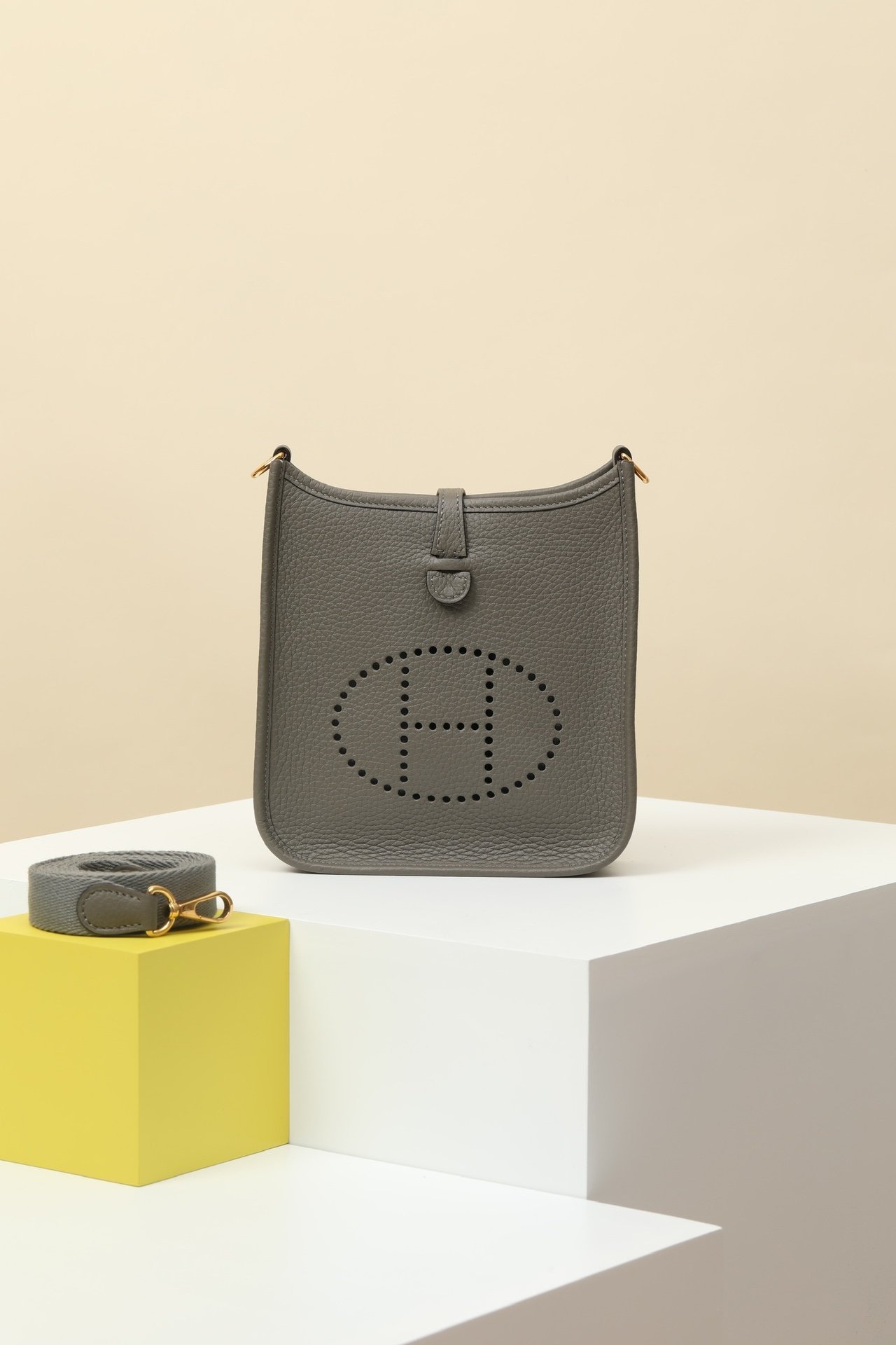 Hermès Evelyne 16 (TPM) detail image 1 sourced from womanlvbag.com