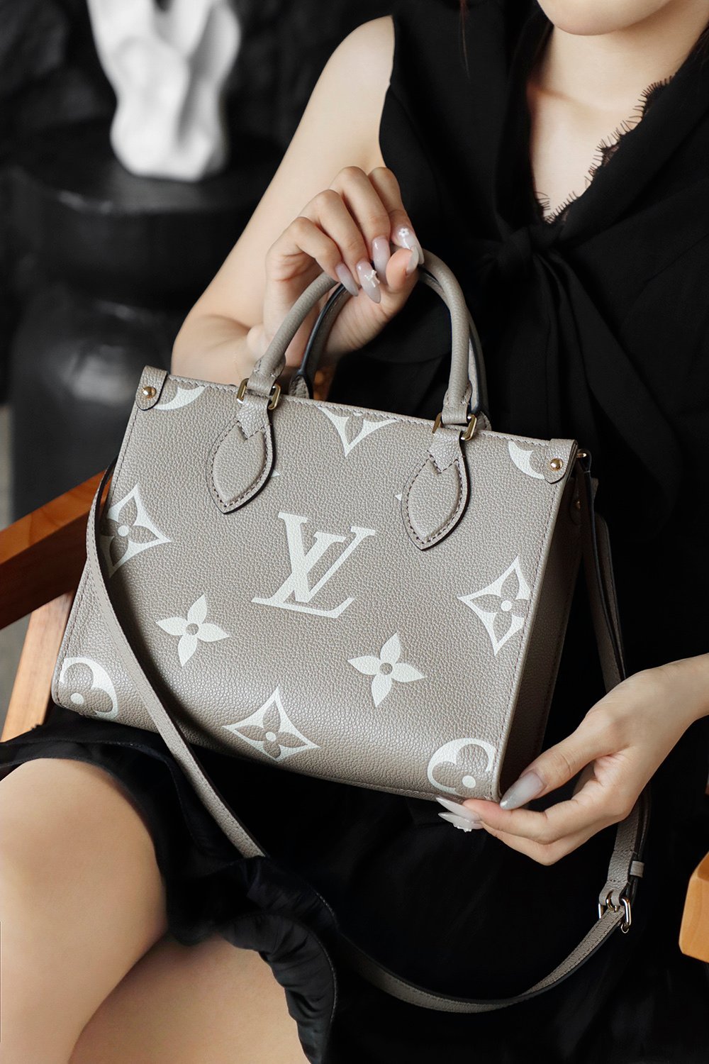 M45779 Model Photos detail image 1 sourced from womanlvbag.com