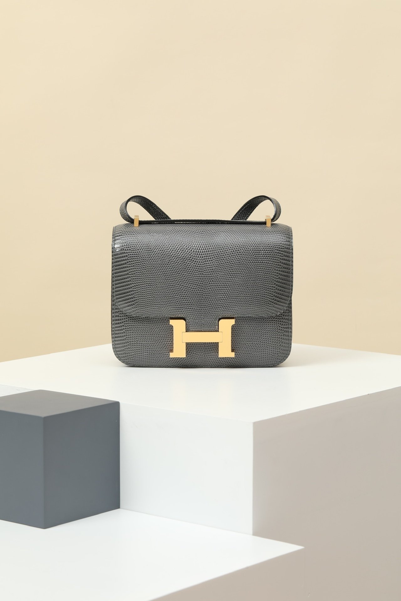 Hermès Constance 19 detail image 1 sourced from womanlvbag.com