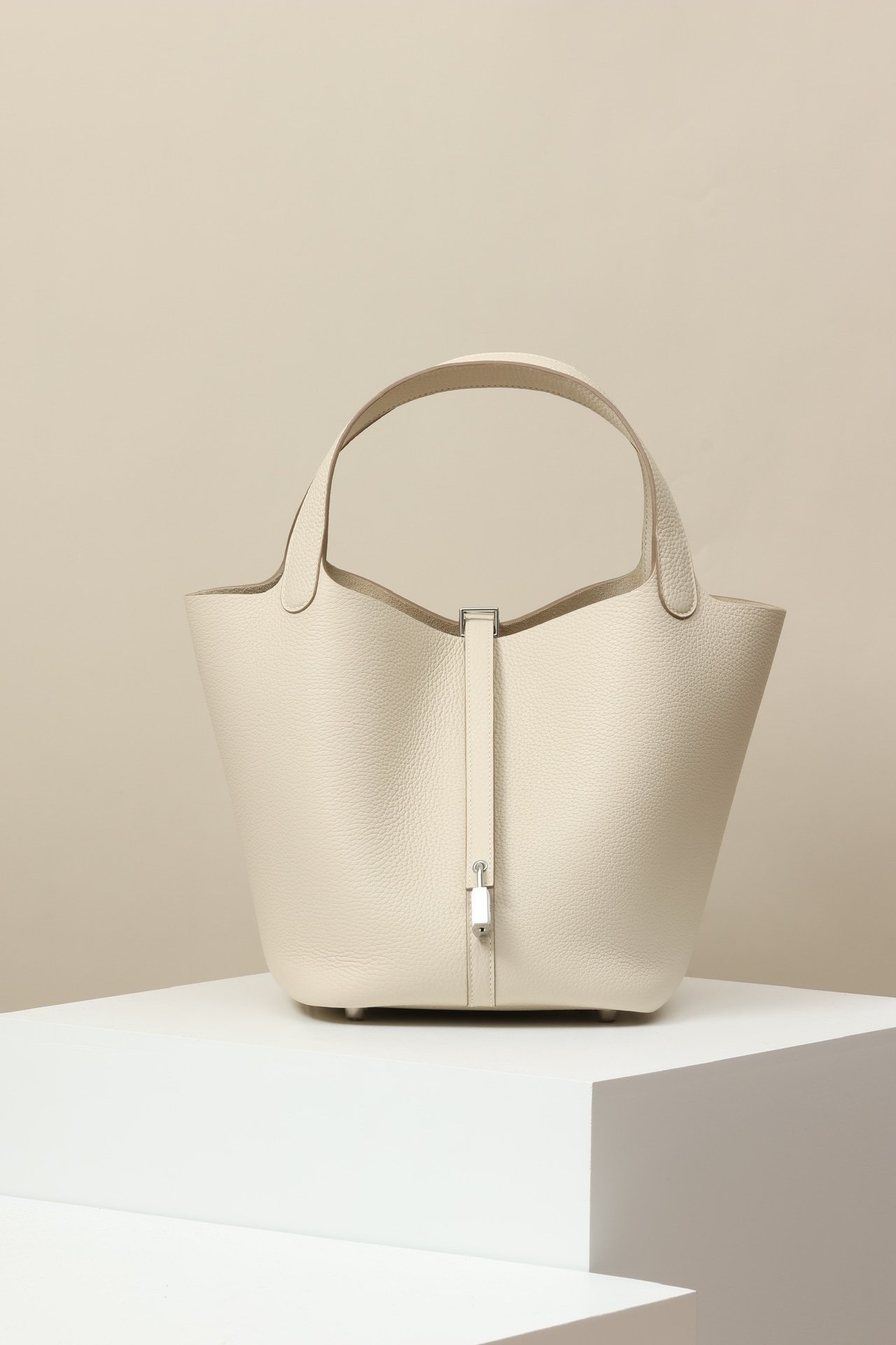 Picotin Lock (Standard Leather) detail image 1 sourced from womanlvbag.com