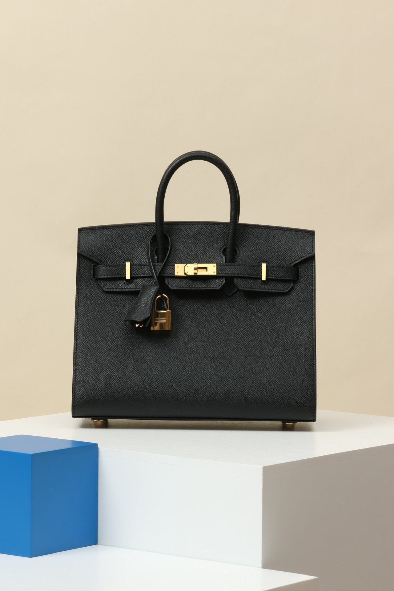Birkin 25 (B25) detail image 1 sourced from womanlvbag.com