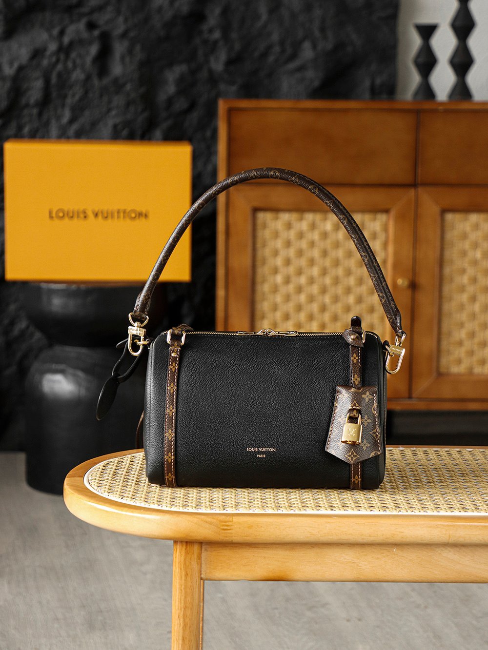M26039 detail image 1 sourced from womanlvbag.com