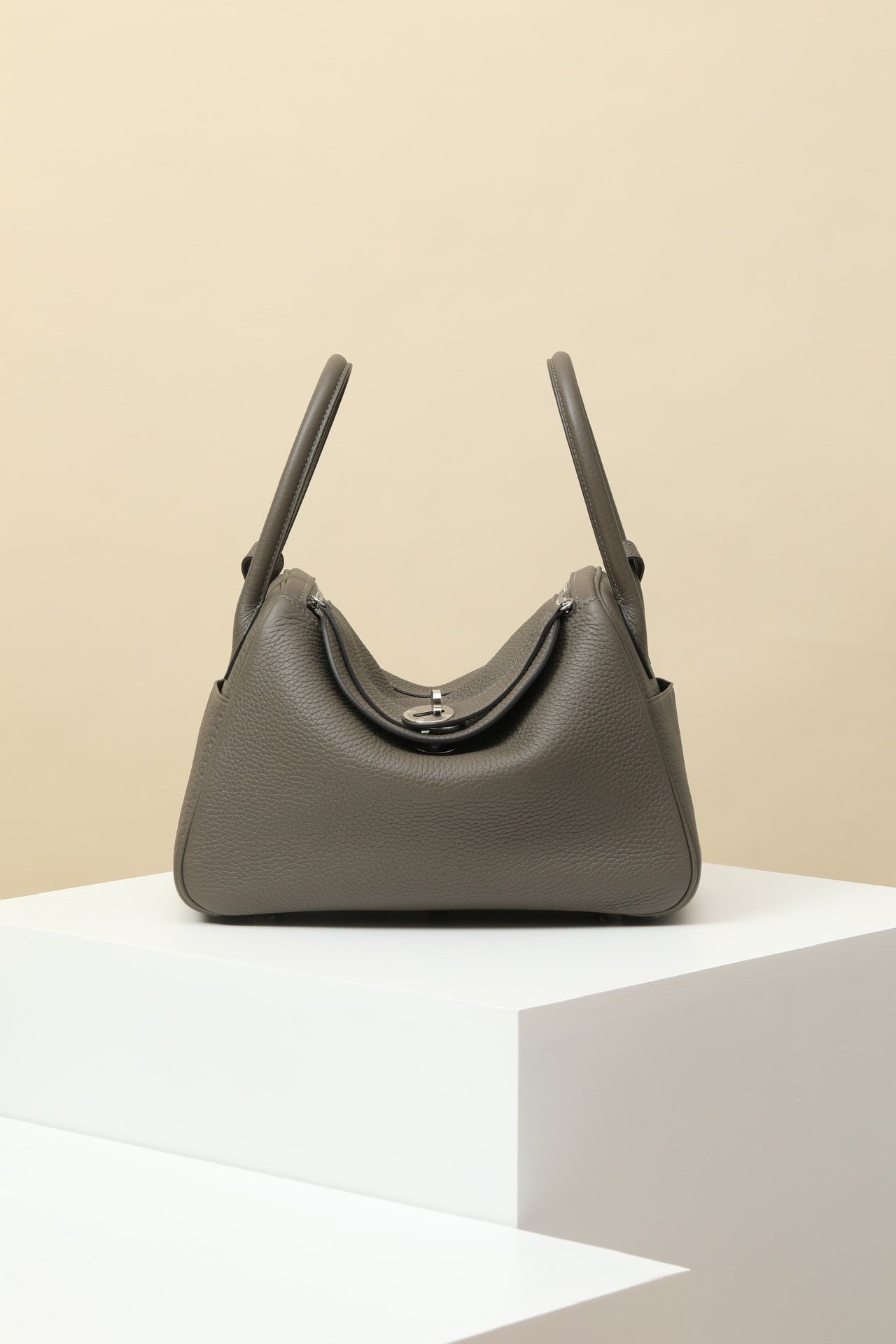 Lindy 26. Size: 26cm x 18cm x 12cm detail image 1 sourced from womanlvbag.com
