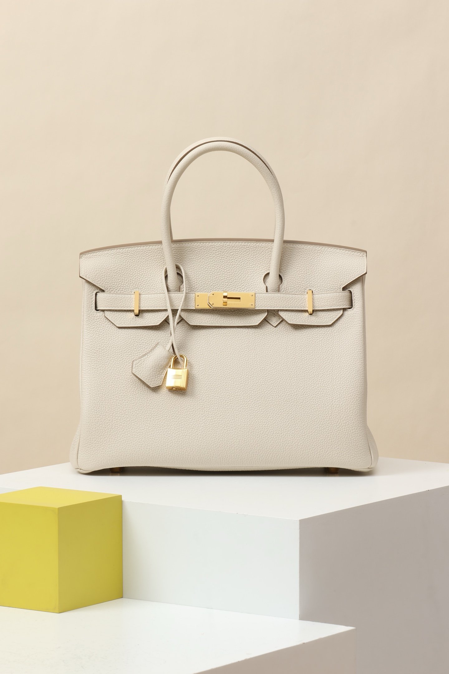 Hermès Birkin 30 detail image 1 sourced from womanlvbag.com