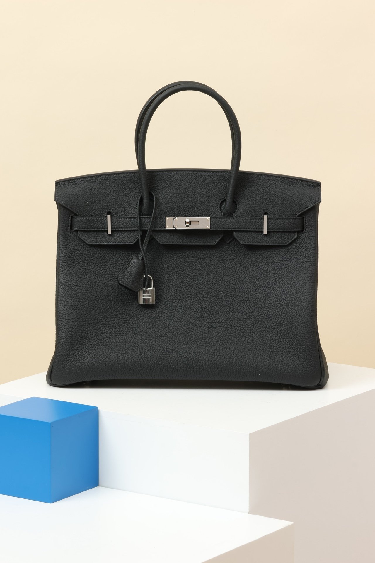 Hermès Birkin 35 in 89 Noir (Black) color detail image 1 sourced from womanlvbag.com