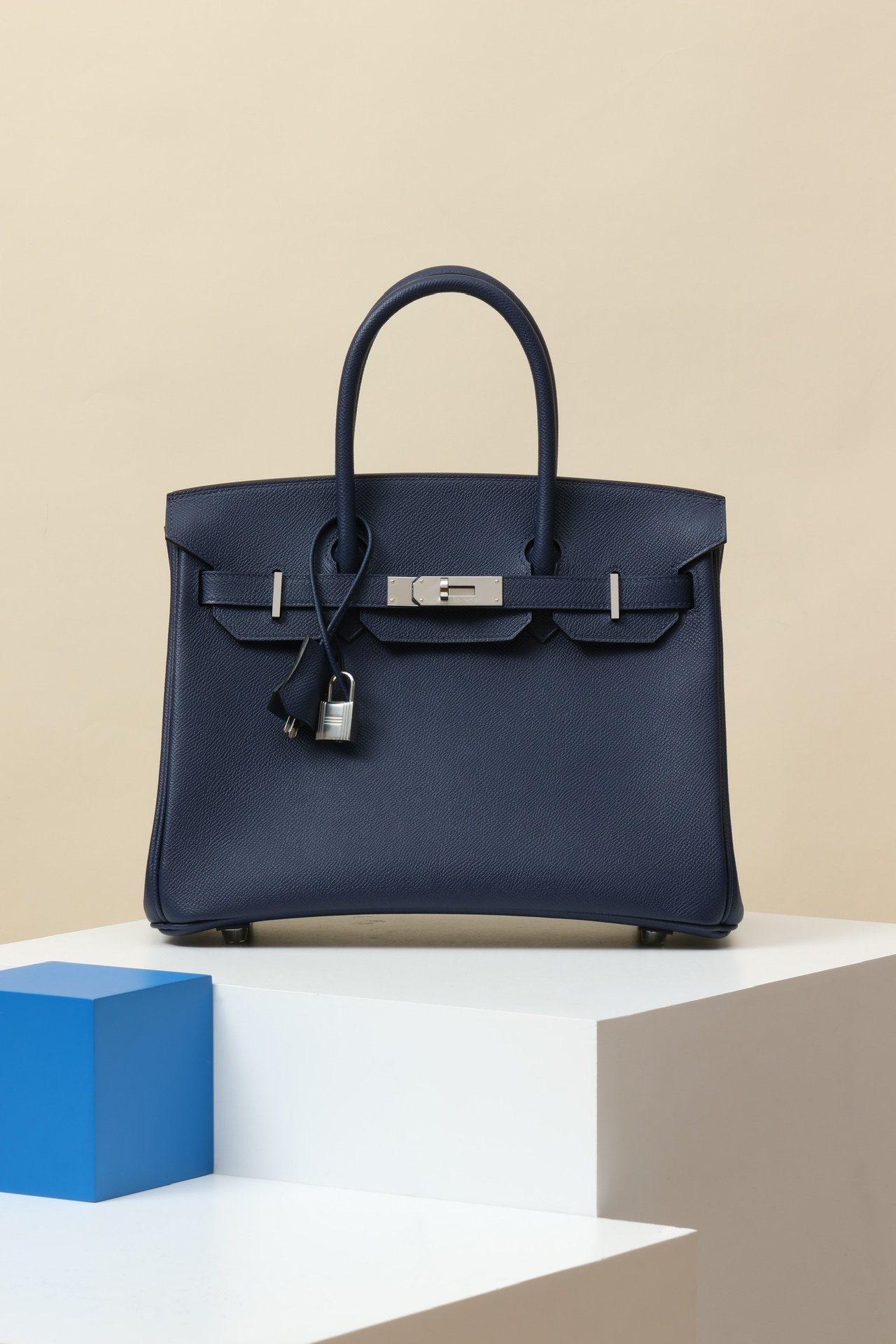 Birkin 30 detail image 1 sourced from womanlvbag.com