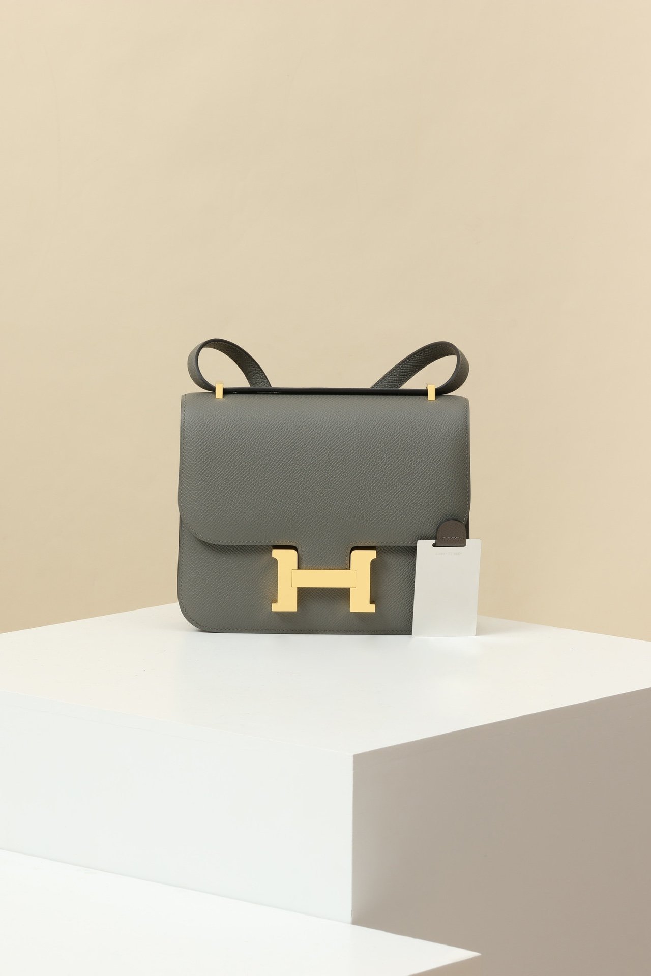 Hermès Constance 19 detail image 1 sourced from womanlvbag.com