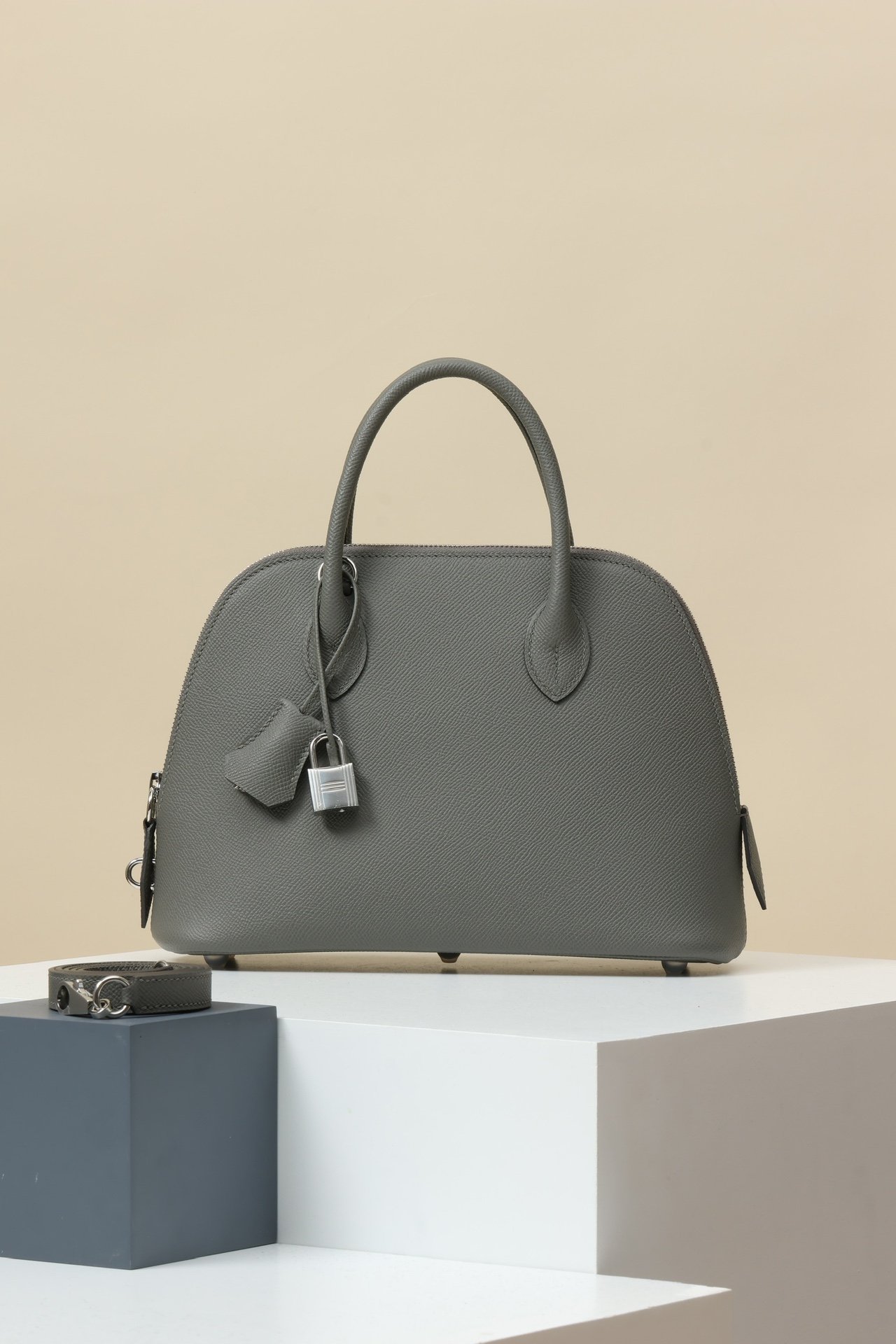 Bolide 1923 25 detail image 1 sourced from womanlvbag.com