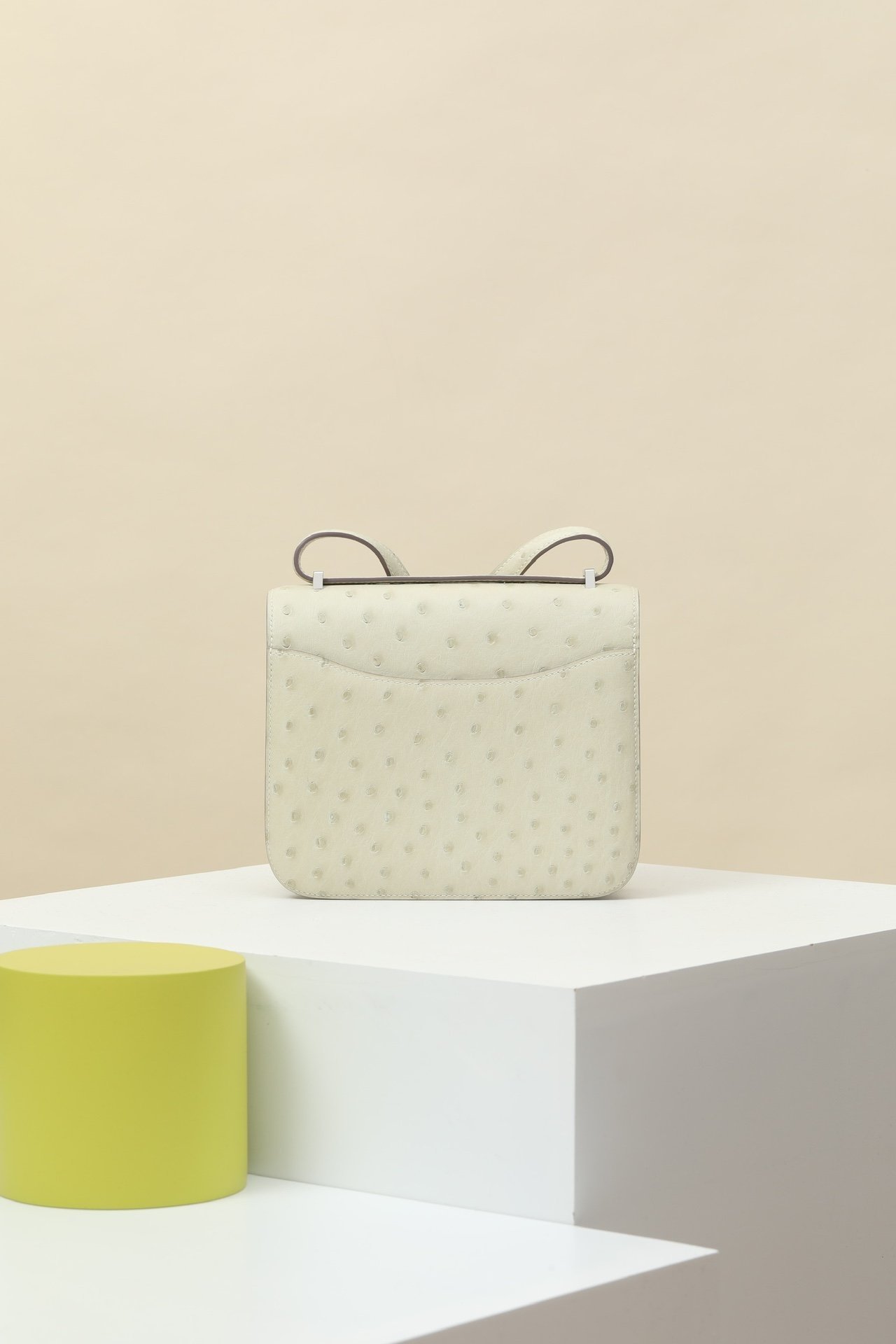 Hermès Constance 19 – Ostrich 8L Gris Perle PHW detail image 2 sourced from womanlvbag.com