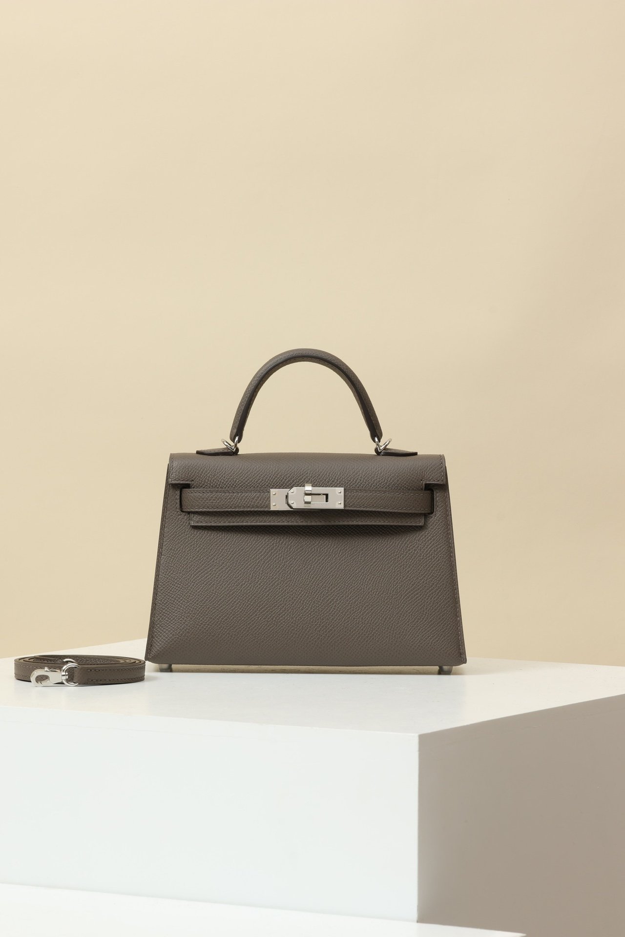 Mini Kelly 19 G2 detail image 1 sourced from womanlvbag.com