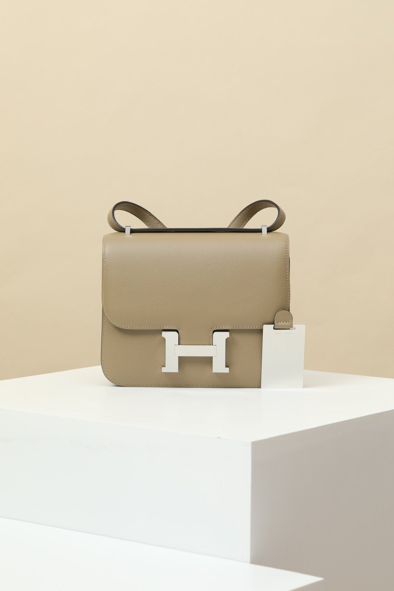 Hermès Constance 19 – Swift Calfskin 8Q Beige Marfa PHW detail image 1 sourced from womanlvbag.com