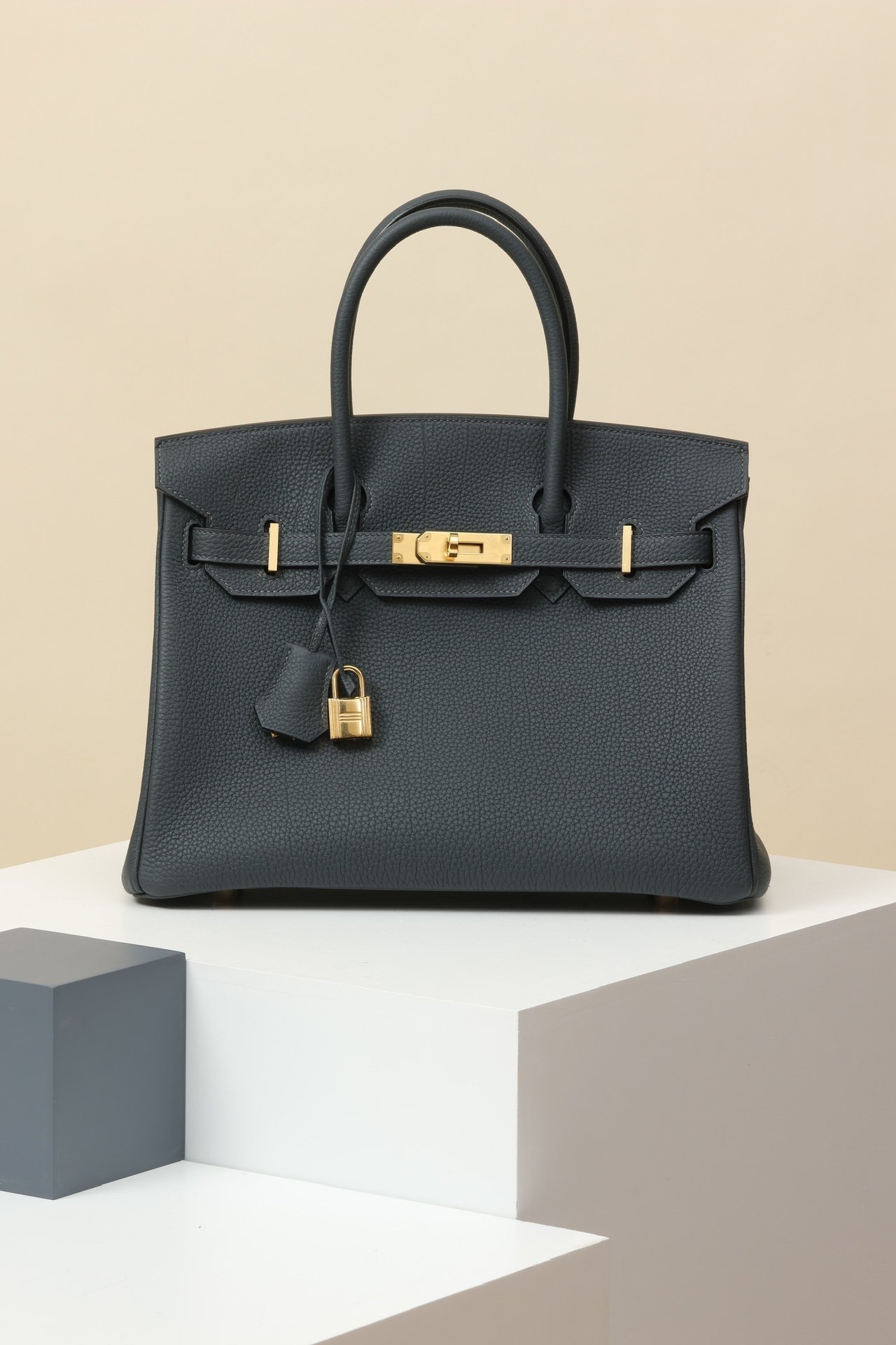 Birkin 30 detail image 1 sourced from womanlvbag.com