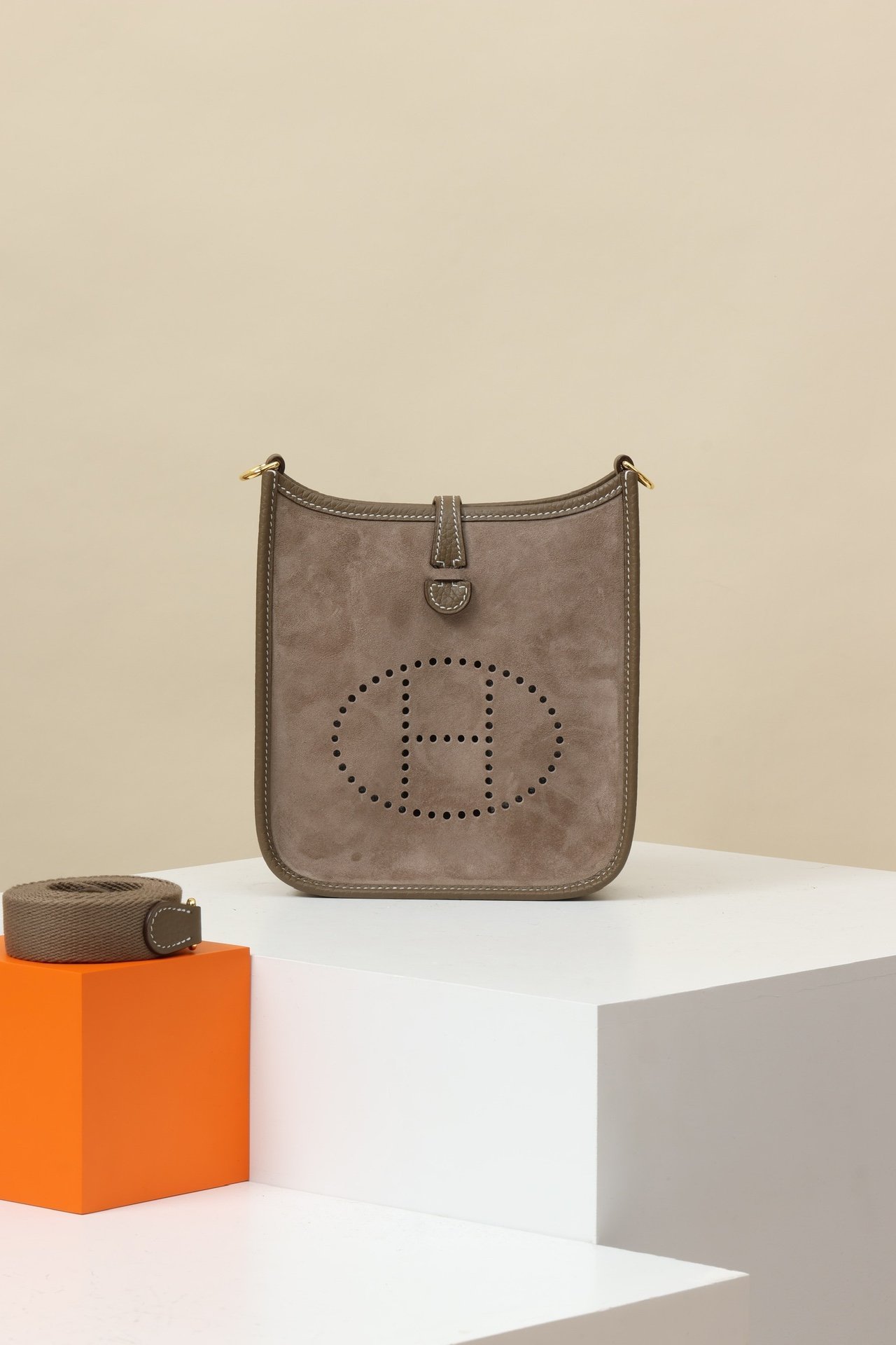 Hermès Evelyne 16 (TPM) detail image 1 sourced from womanlvbag.com