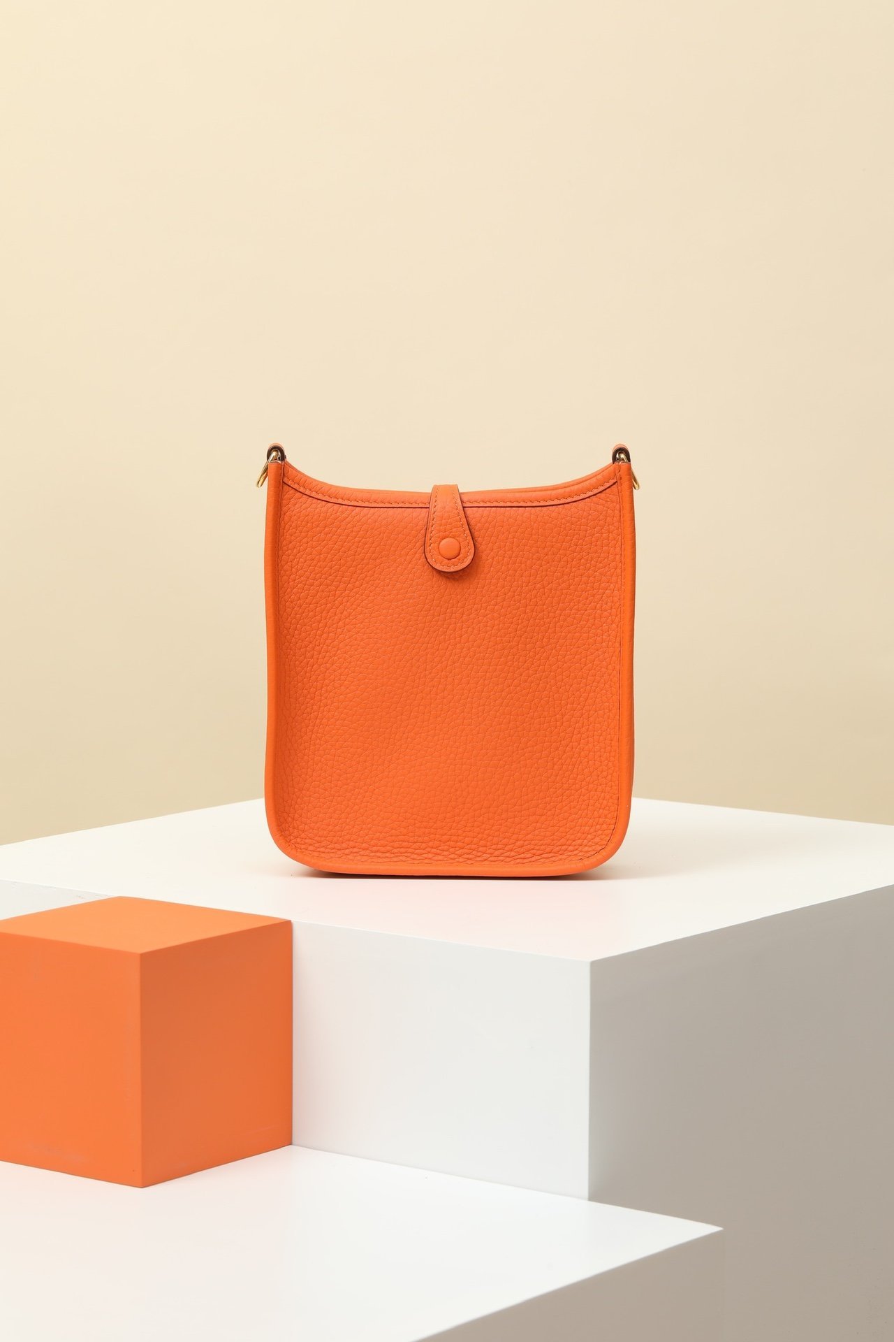 Hermès Evelyne 16 (TPM) – Clemence 93 Orange GHW detail image 2 sourced from womanlvbag.com
