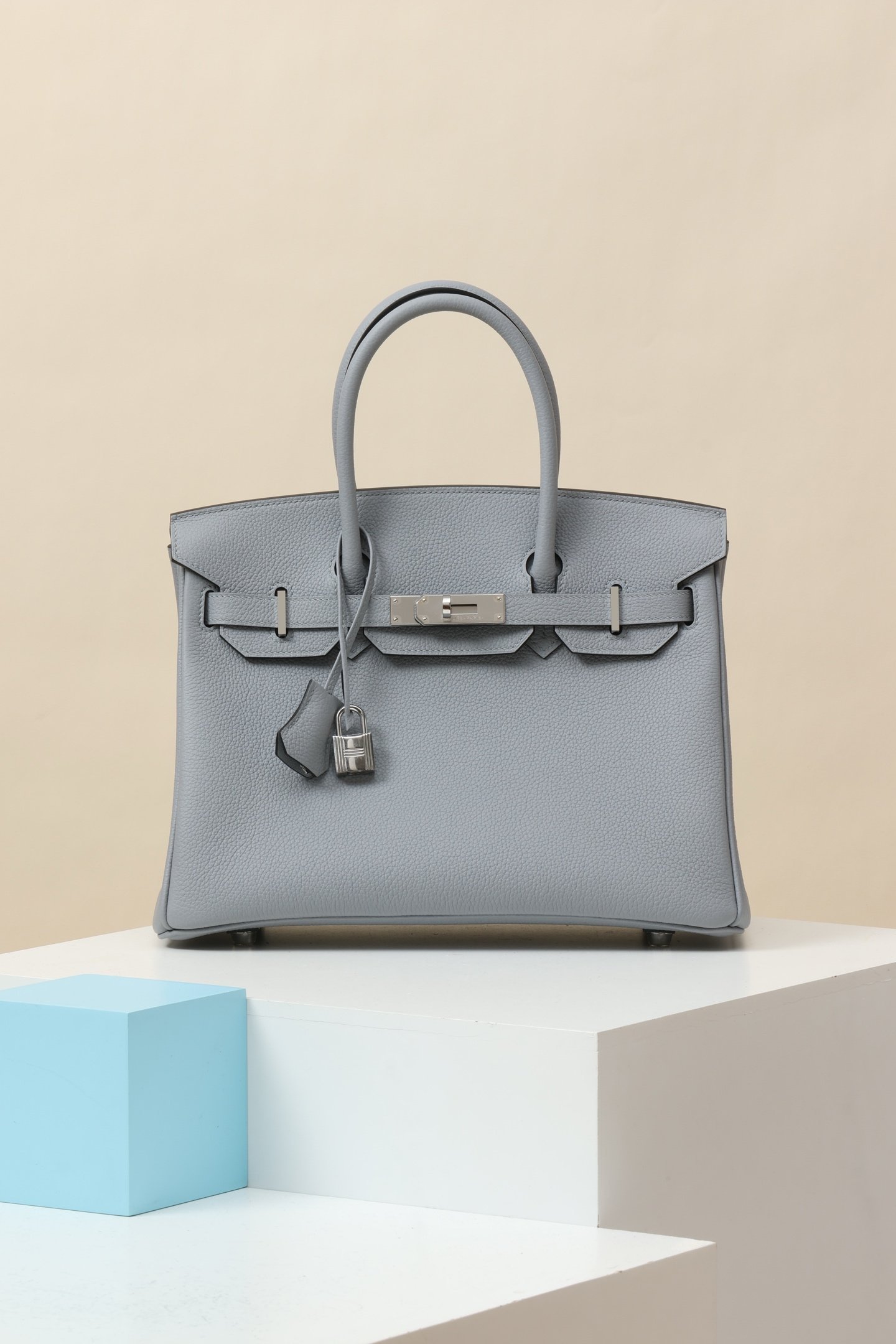 Hermès Birkin 30 detail image 1 sourced from womanlvbag.com
