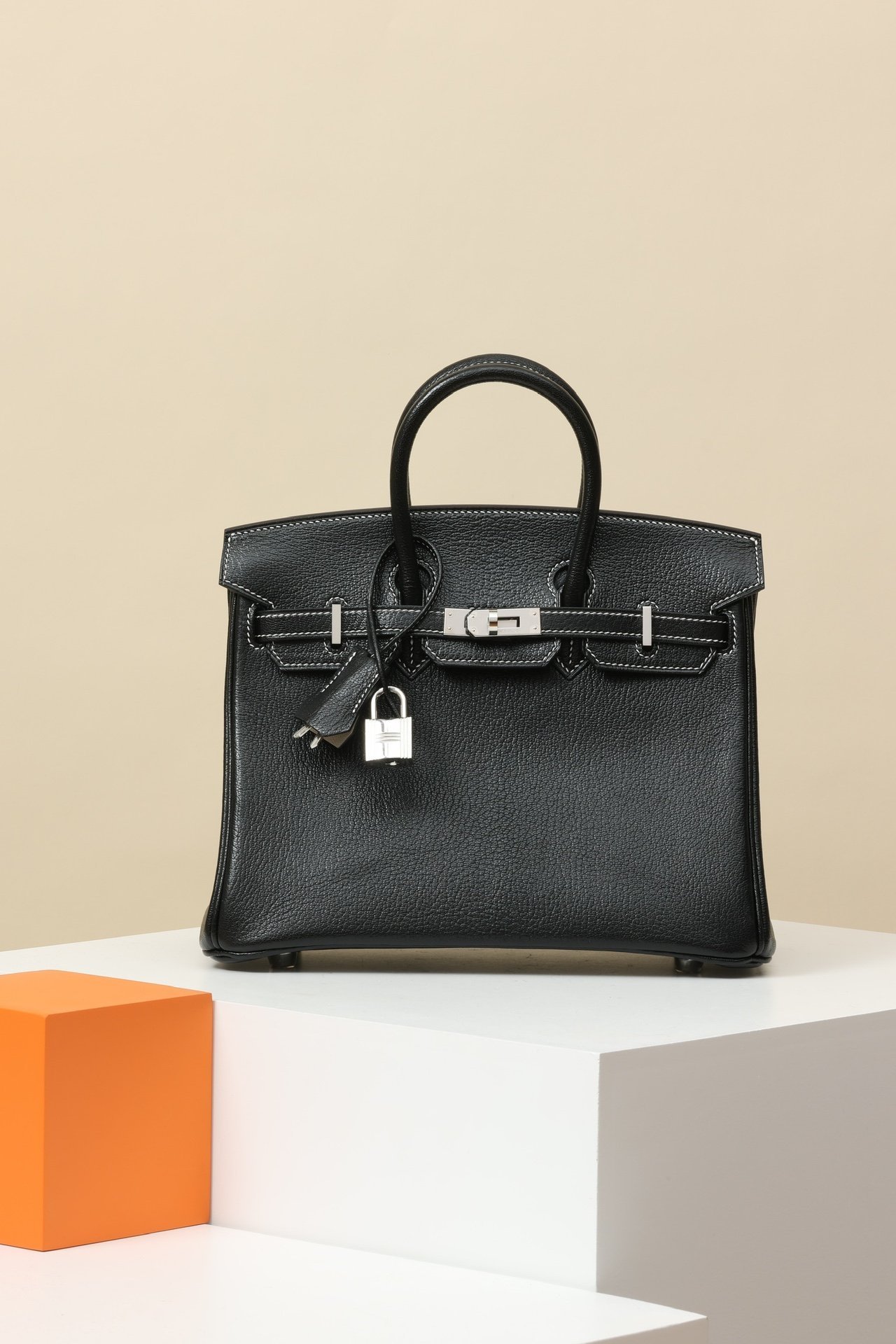 Hermès Birkin 25 Verso in dual-tone CK89 Black (exterior) and 80 Gris Perle (interior) detail image 1 sourced from womanlvbag.com