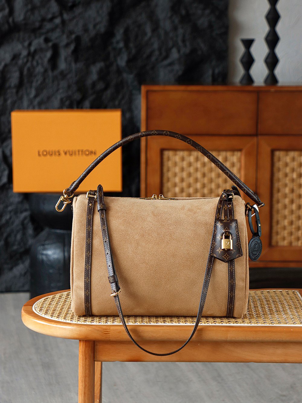 M26358 detail image 1 sourced from womanlvbag.com