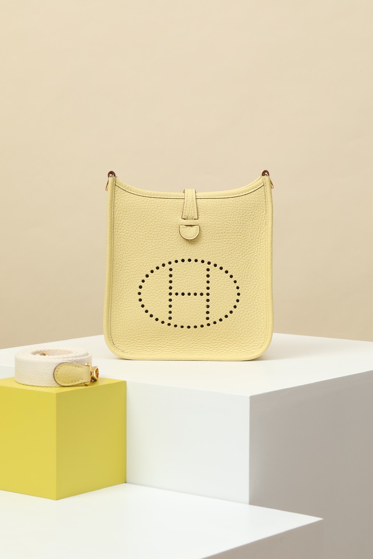 Hermès Evelyne 16 (TPM) detail image 1 sourced from womanlvbag.com
