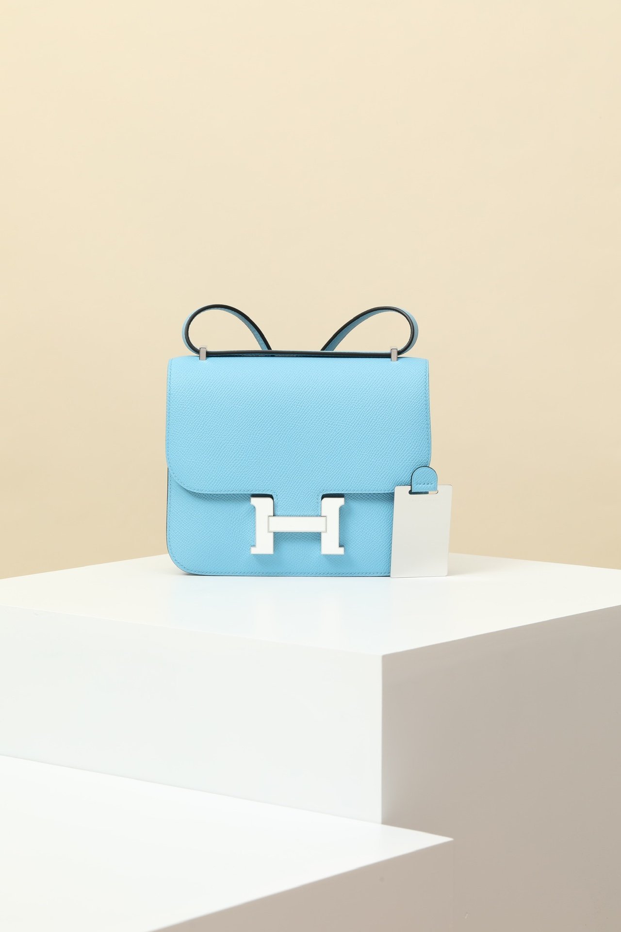 Hermès Constance 19 – Epsom Calfskin 7N Bleu Céleste Enamel Clasp detail image 1 sourced from womanlvbag.com