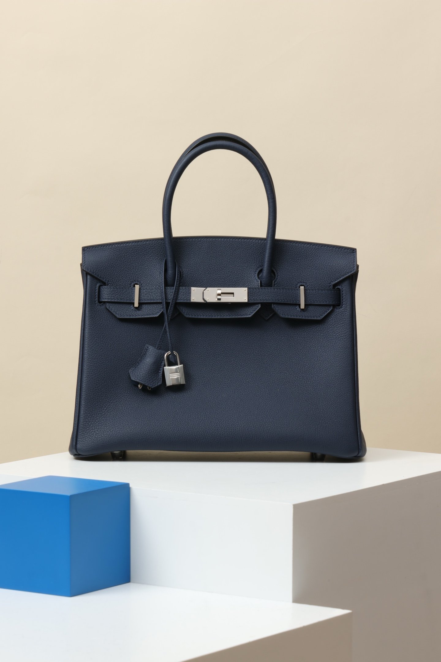Hermès Birkin 30 detail image 1 sourced from womanlvbag.com