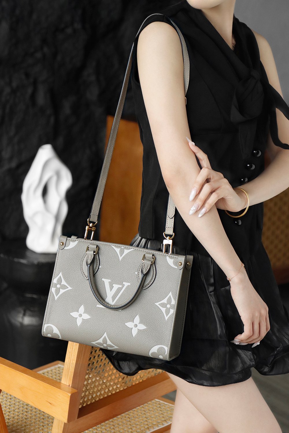 M45779 Model Photos detail image 2 sourced from womanlvbag.com